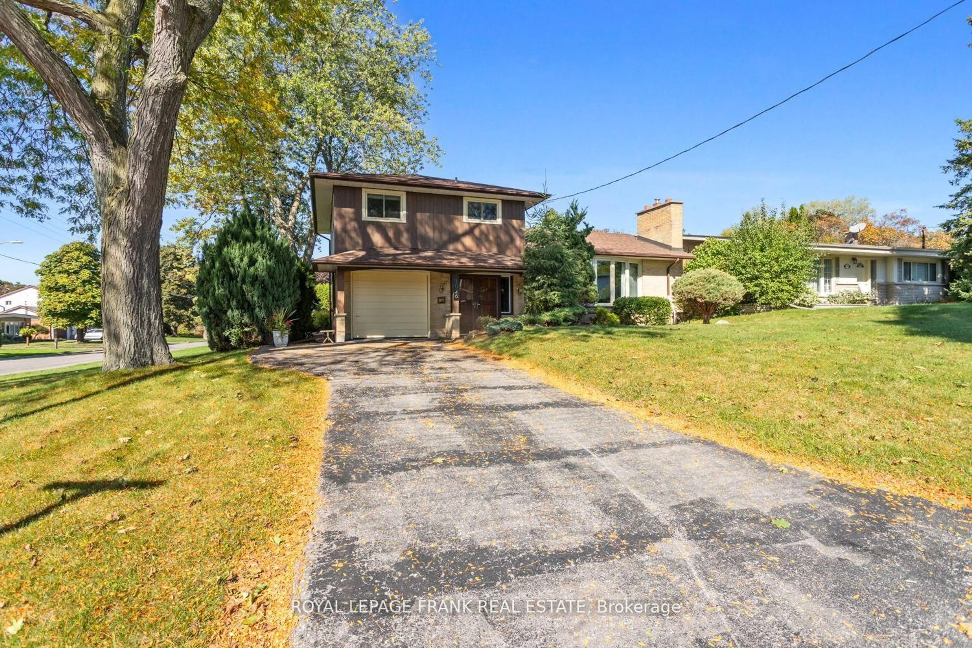 A pic from outside/outdoor area/front of a property/back of a property/a pic from drone, street for 1026 Beaufort Ave, Oshawa Ontario L1G 1G6