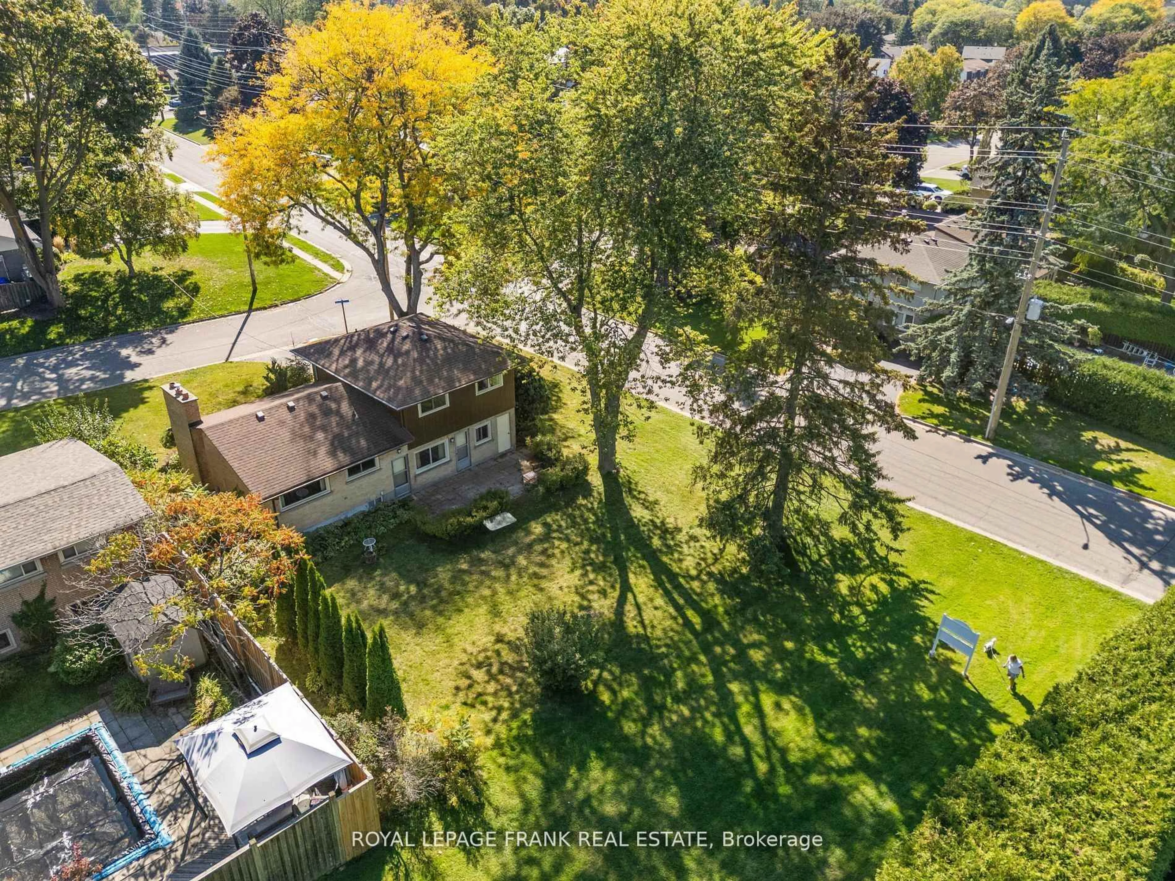 A pic from outside/outdoor area/front of a property/back of a property/a pic from drone, street for 1026 Beaufort Ave, Oshawa Ontario L1G 1G6