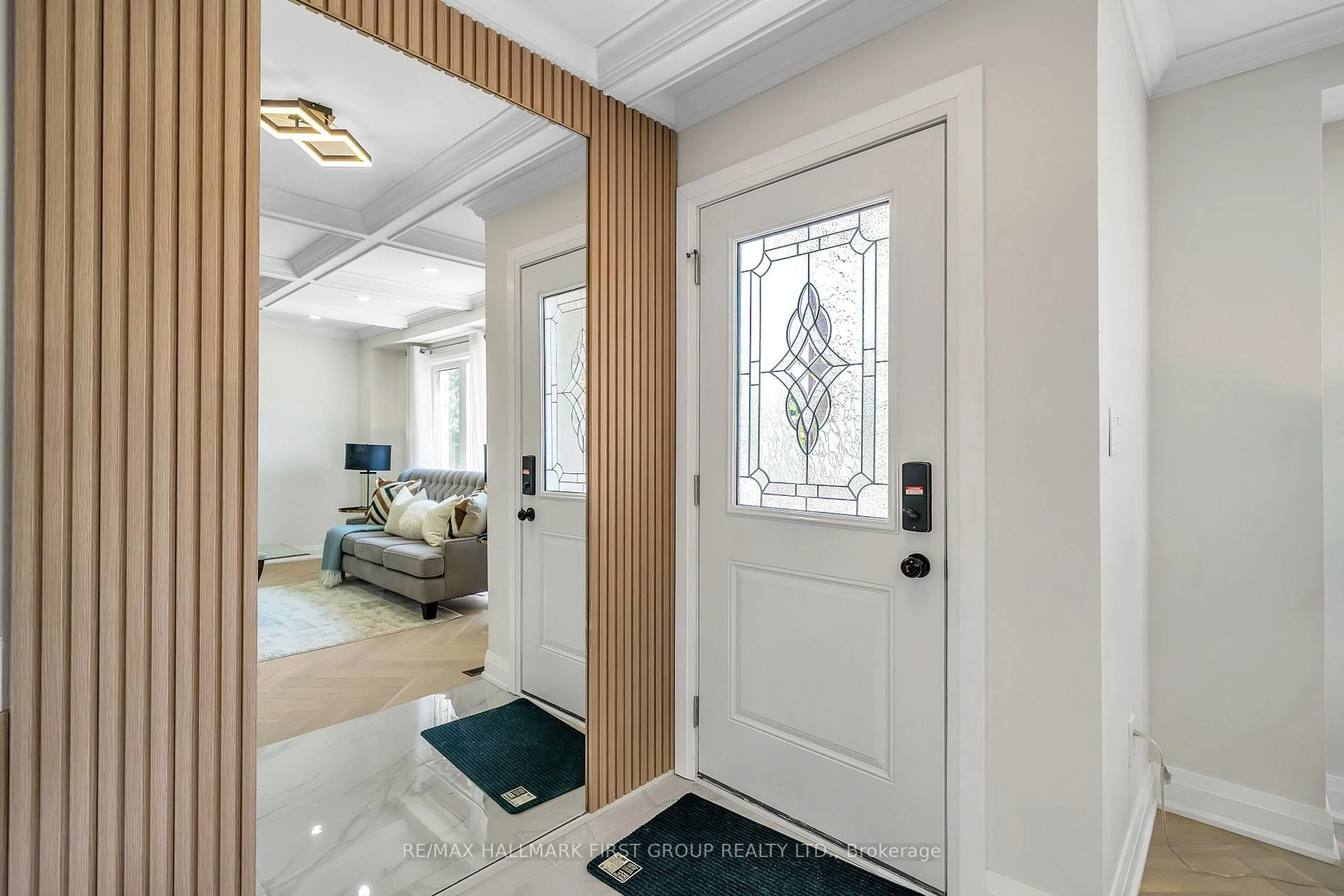 Indoor entryway for 195 Castlebar Cres, Oshawa Ontario L1J 7B3
