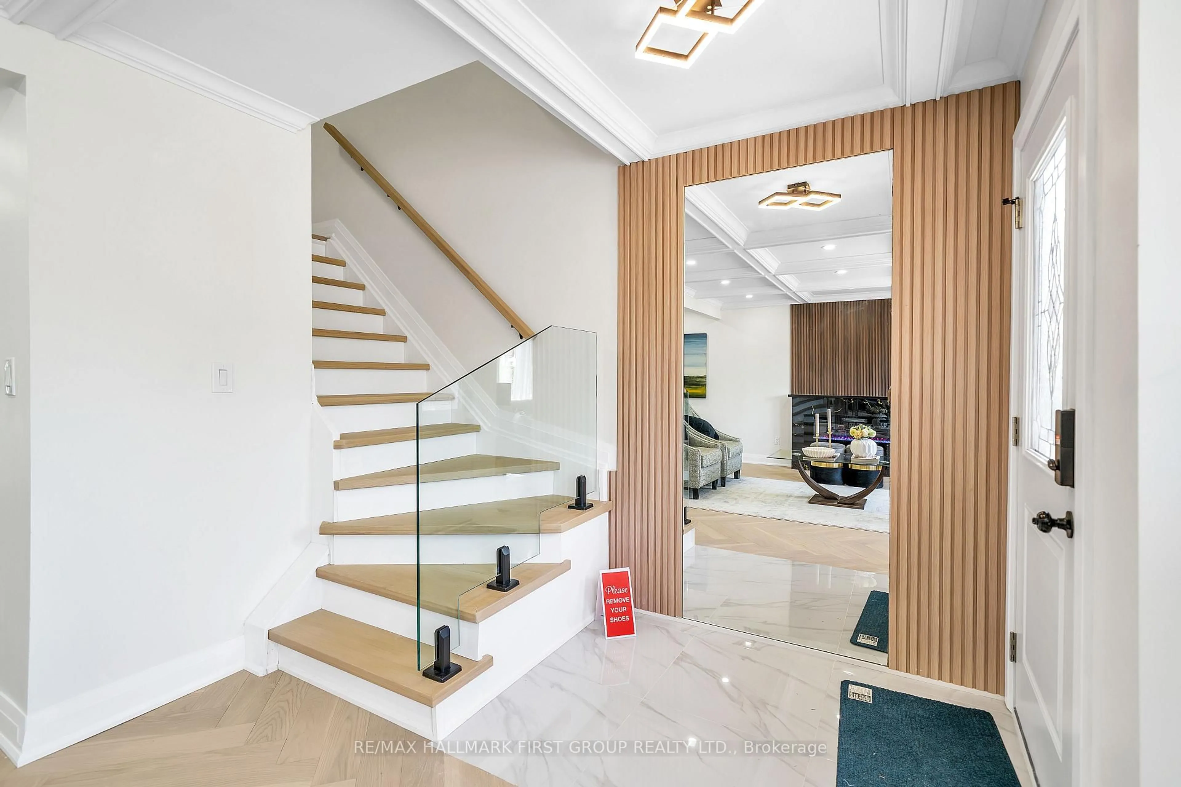 Indoor foyer for 195 Castlebar Cres, Oshawa Ontario L1J 7B3