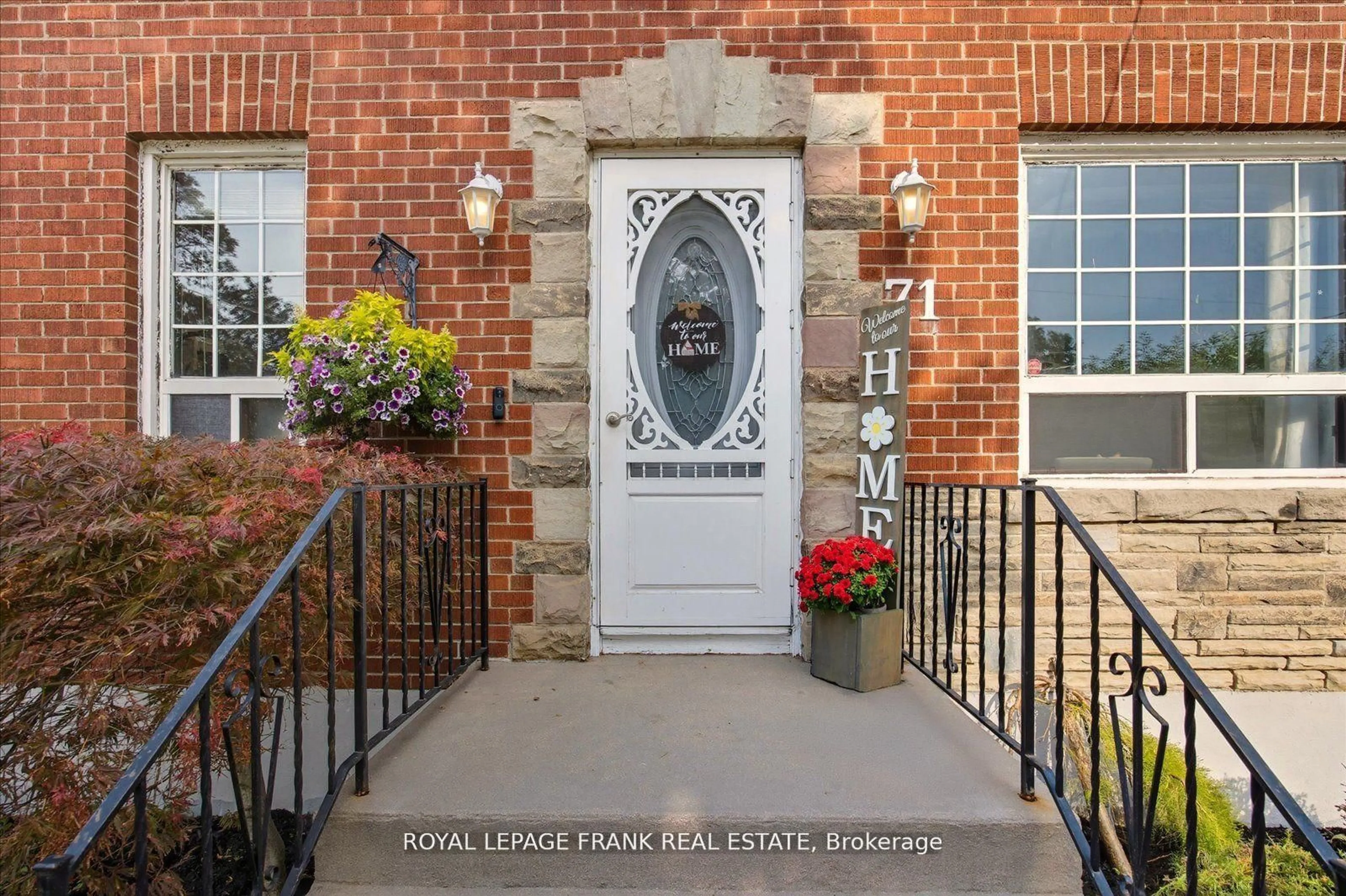 Indoor entryway for 71 Lasalle Ave, Oshawa Ontario L1H 5Y3