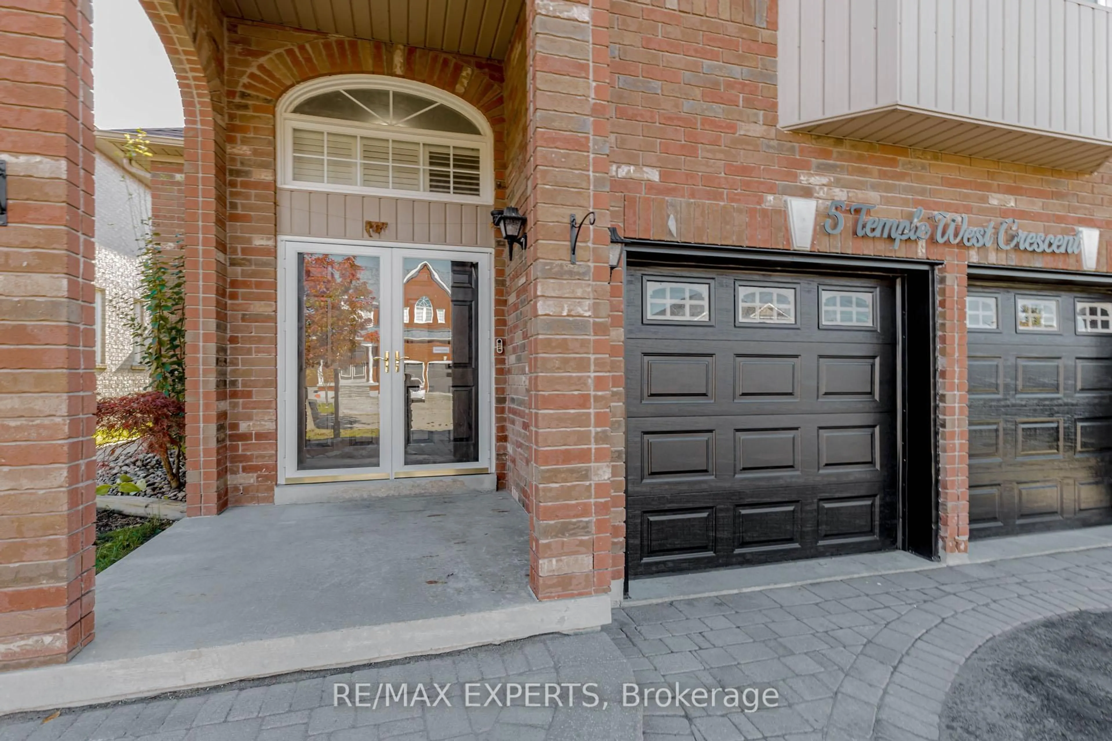 Indoor entryway for 5 Temple West Cres, Ajax Ontario L1T 4J5