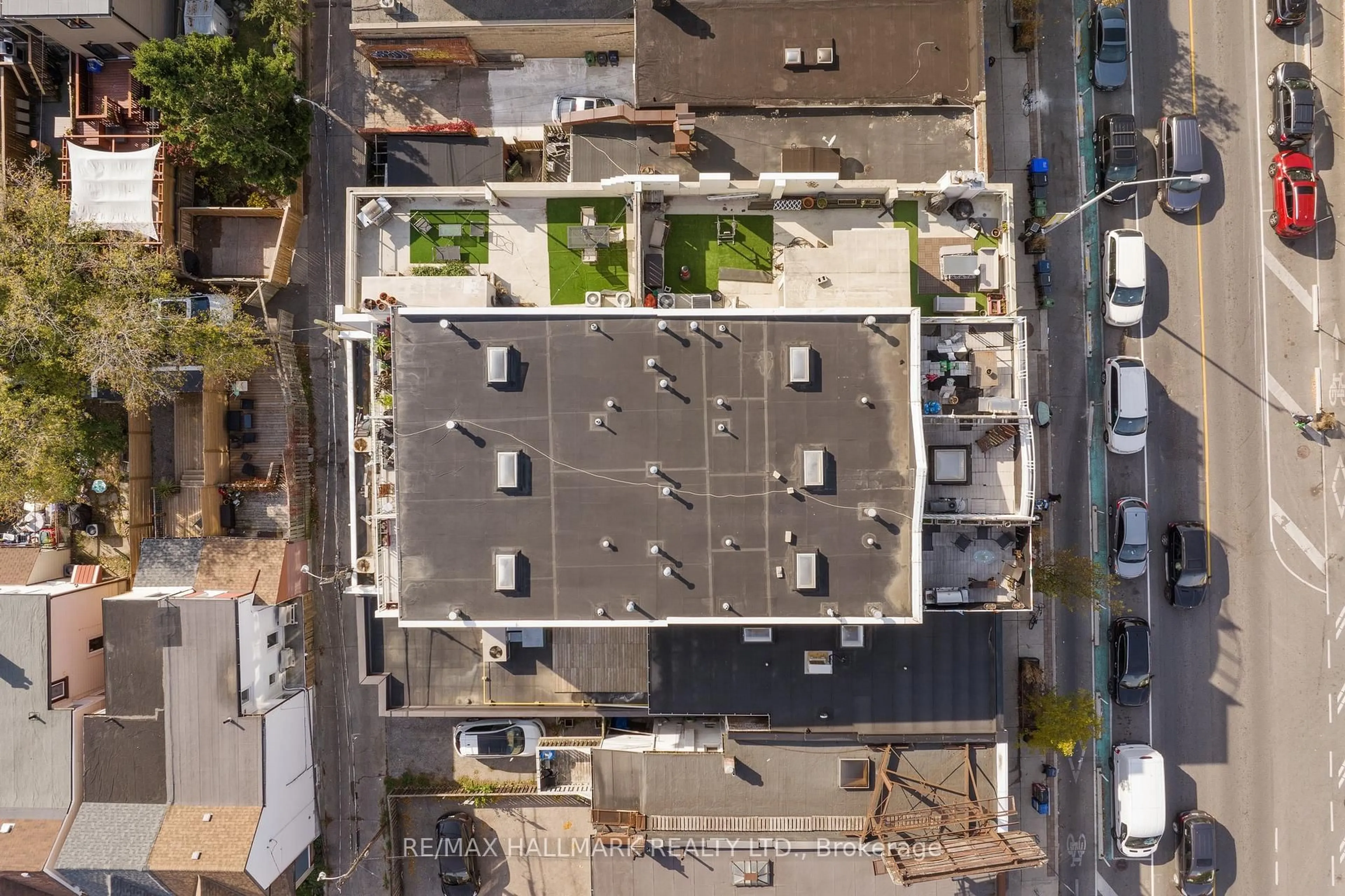 A pic from outside/outdoor area/front of a property/back of a property/a pic from drone, street for 2151 Danforth Ave, Toronto Ontario M4C 1K2