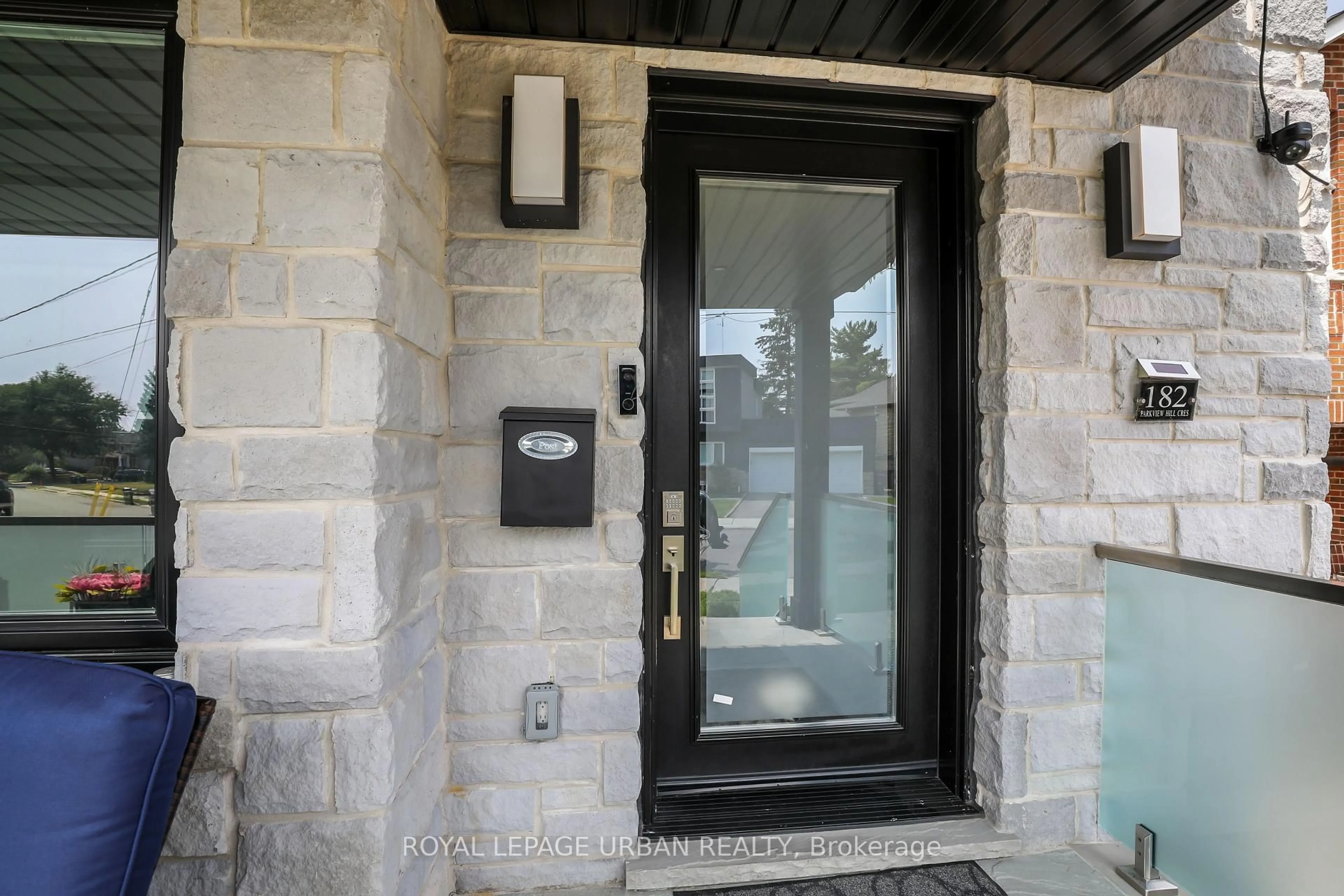 Indoor entryway for 182 Parkview Hill Cres, Toronto Ontario M4B 1R8