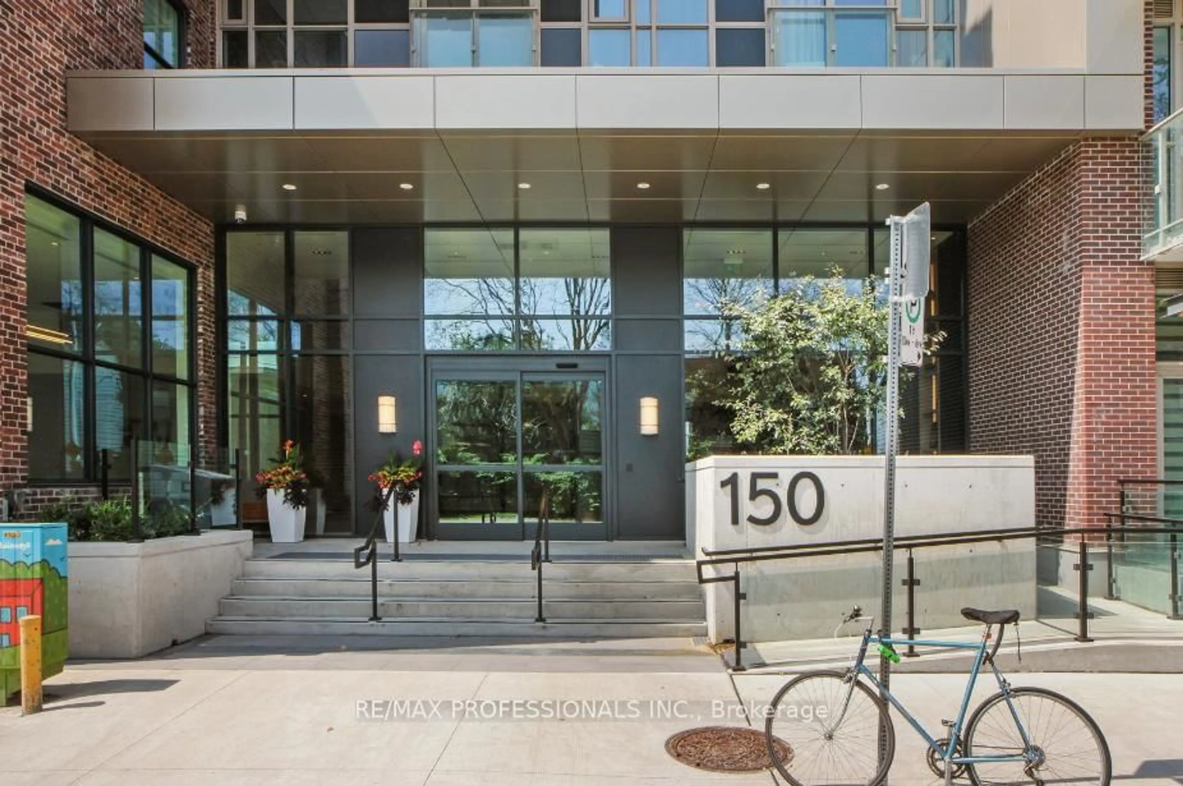 Indoor foyer for 150 Logan Ave #311, Toronto Ontario M4M 0E4