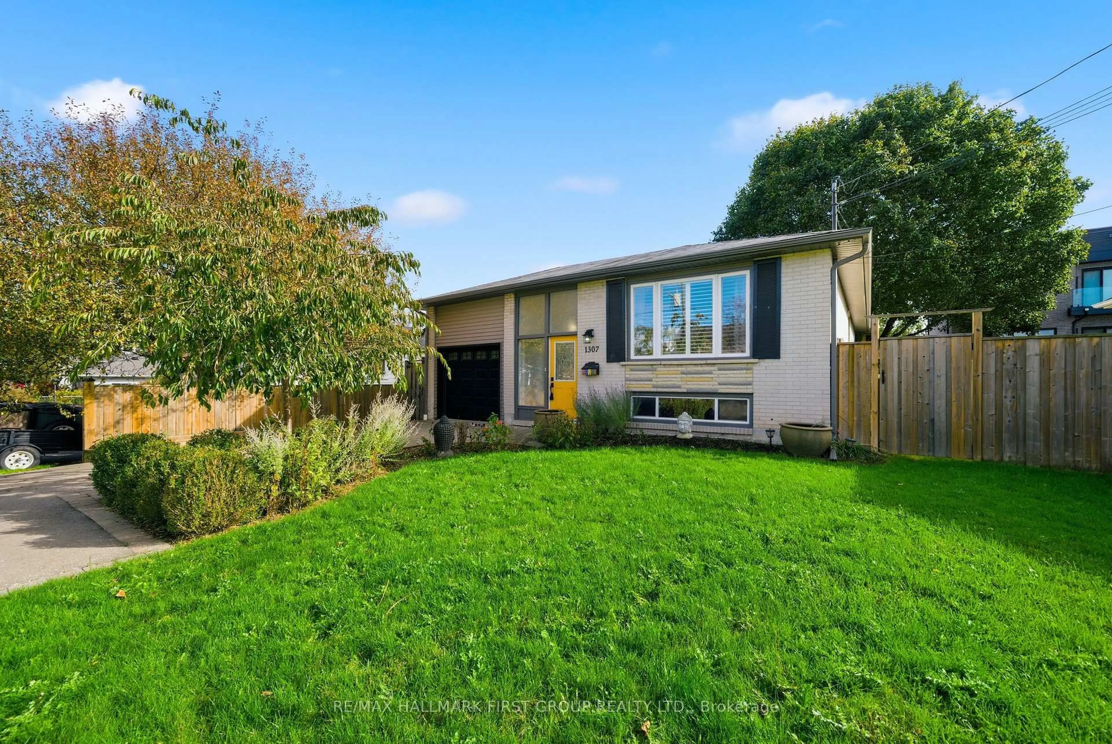 A pic from outside/outdoor area/front of a property/back of a property/a pic from drone, street for 1307 Broadview St, Pickering Ontario L1W 1C1