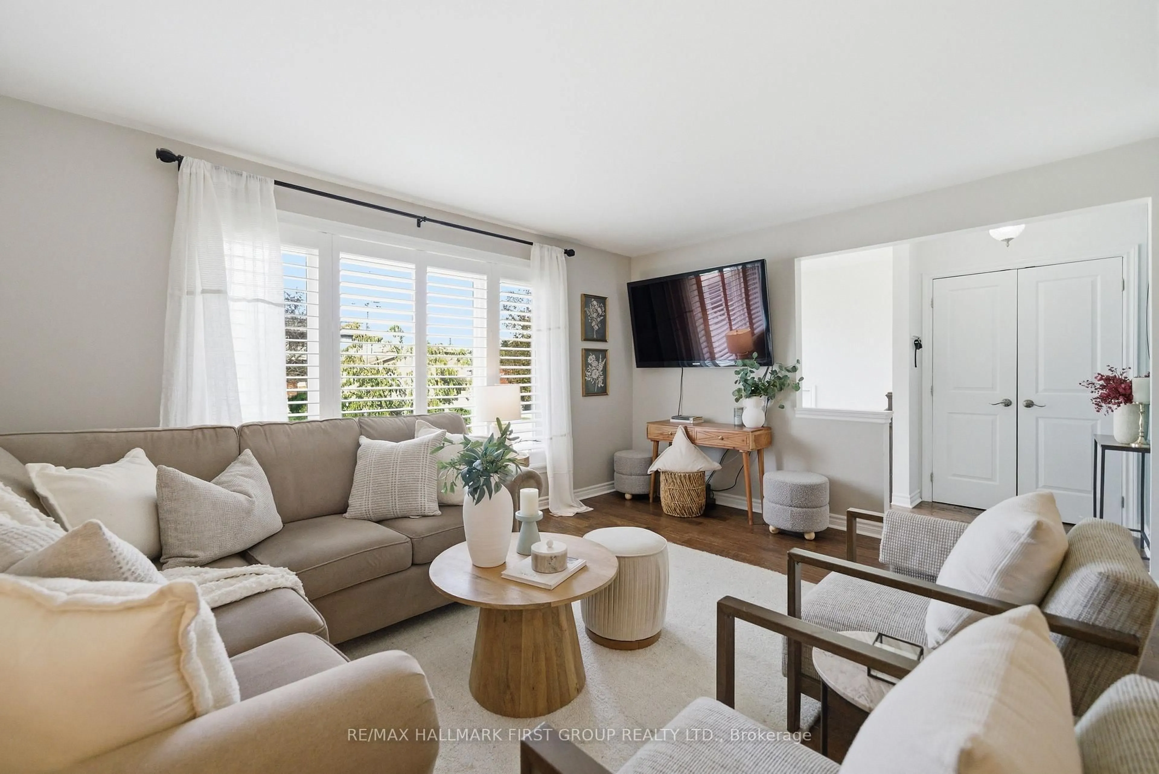 Living room with furniture, unknown for 1307 Broadview St, Pickering Ontario L1W 1C1