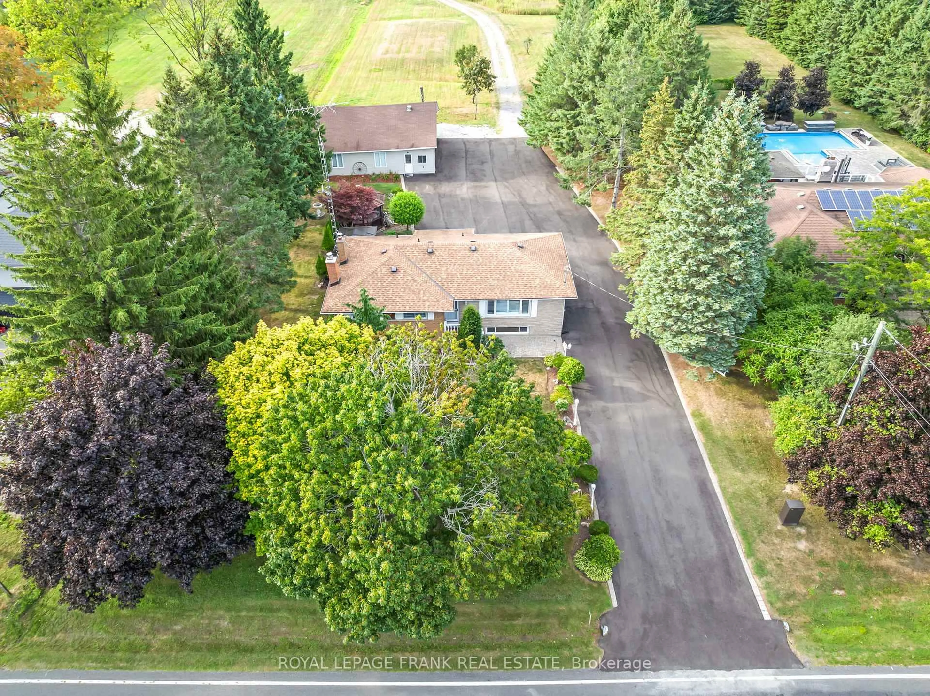 A pic from outside/outdoor area/front of a property/back of a property/a pic from drone, street for 1440 Pebblestone Rd, Clarington Ontario L1E 2K5