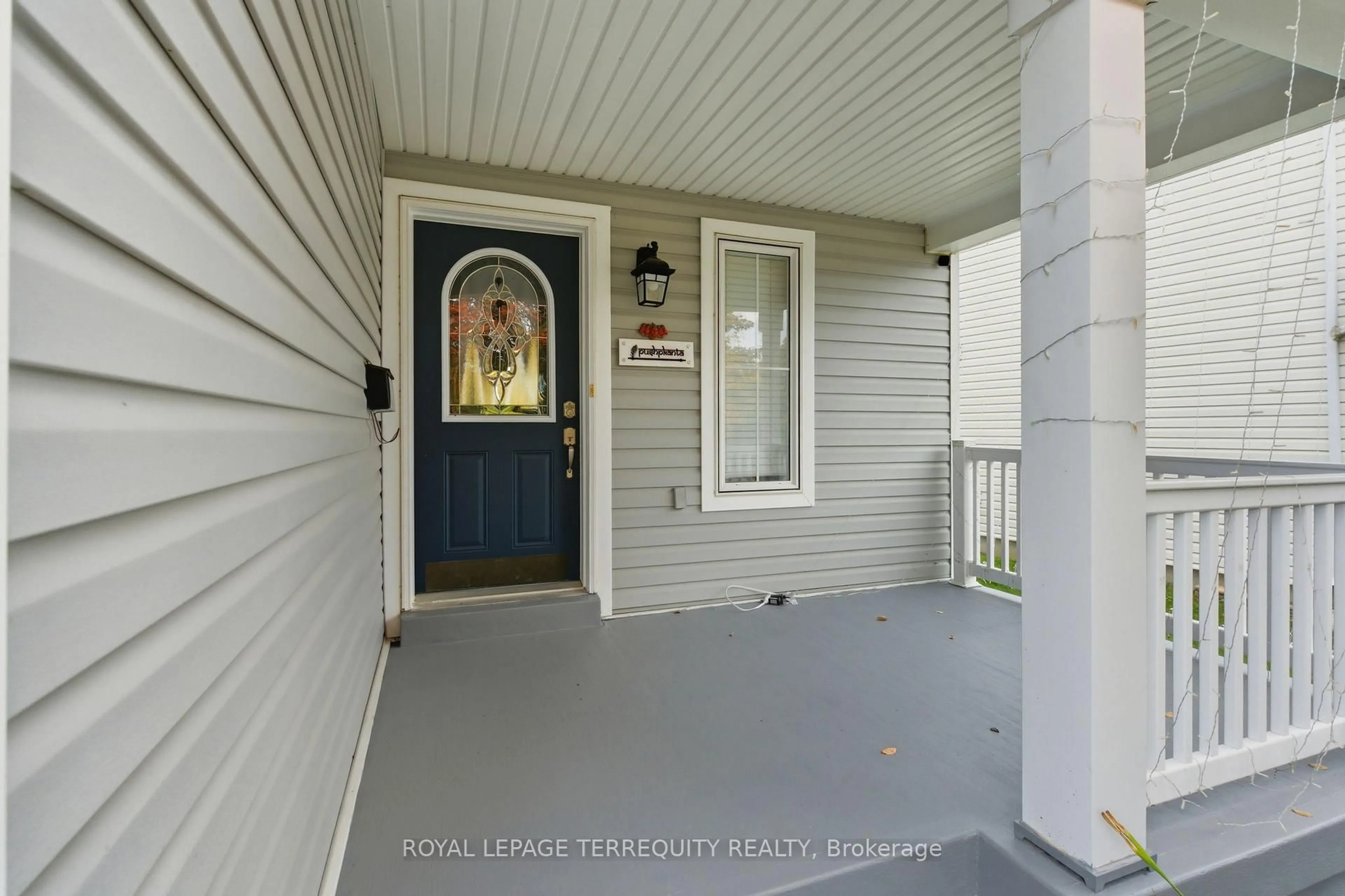 Indoor entryway for 1722 Yardley St, Oshawa Ontario L1K 0B4