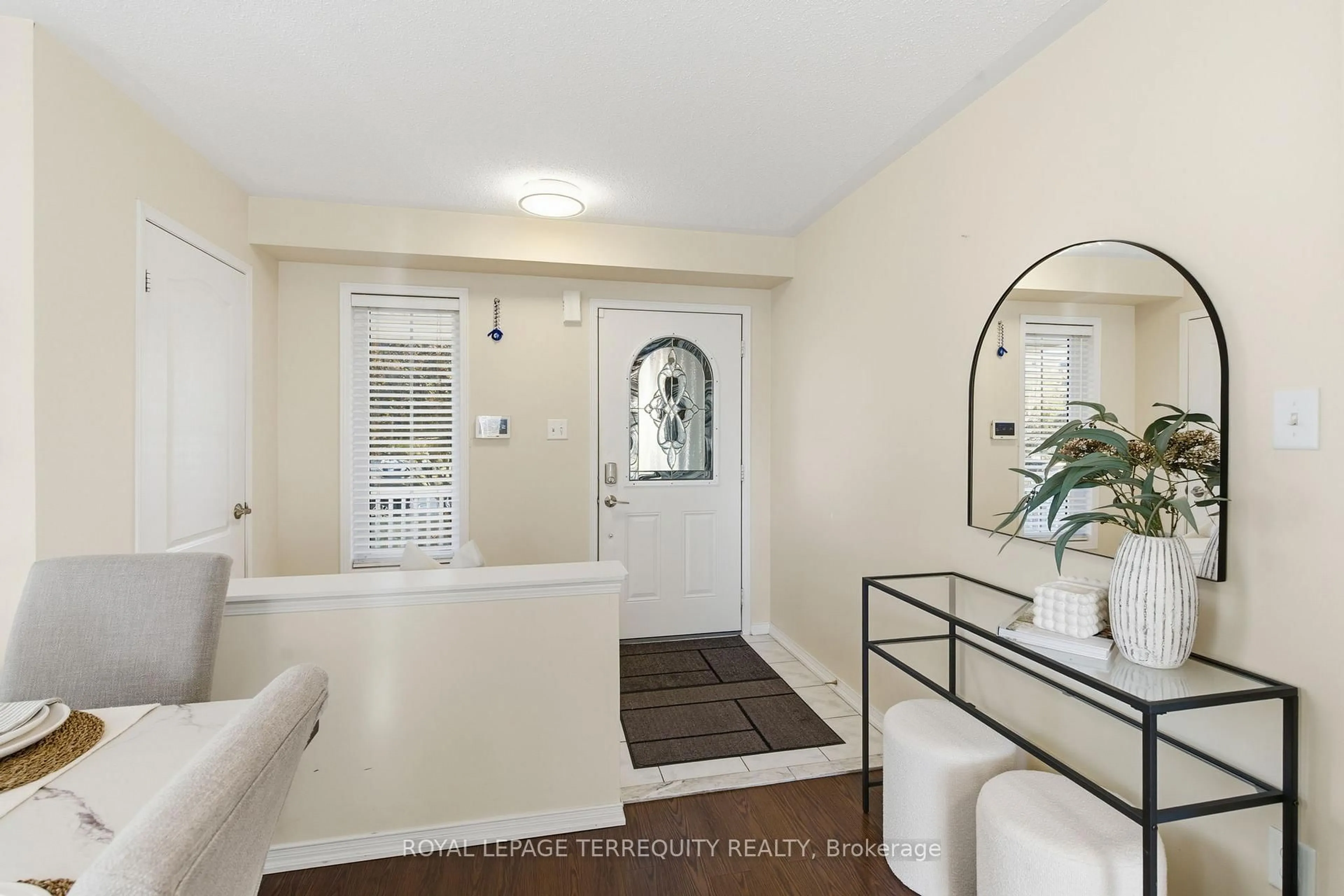 Indoor entryway for 1722 Yardley St, Oshawa Ontario L1K 0B4