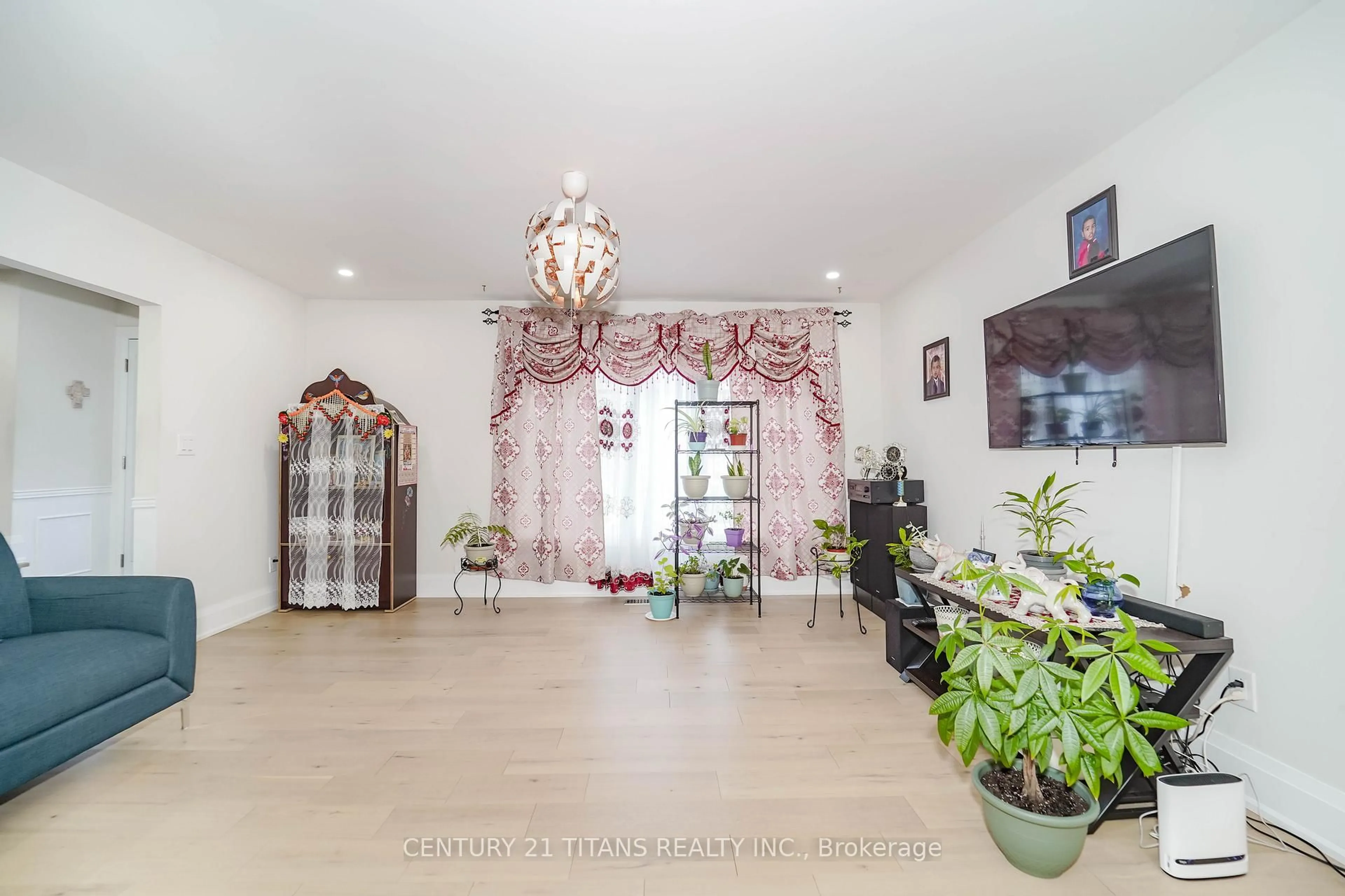 Indoor foyer for 42 Pixley Cres, Toronto Ontario M1E 3G6