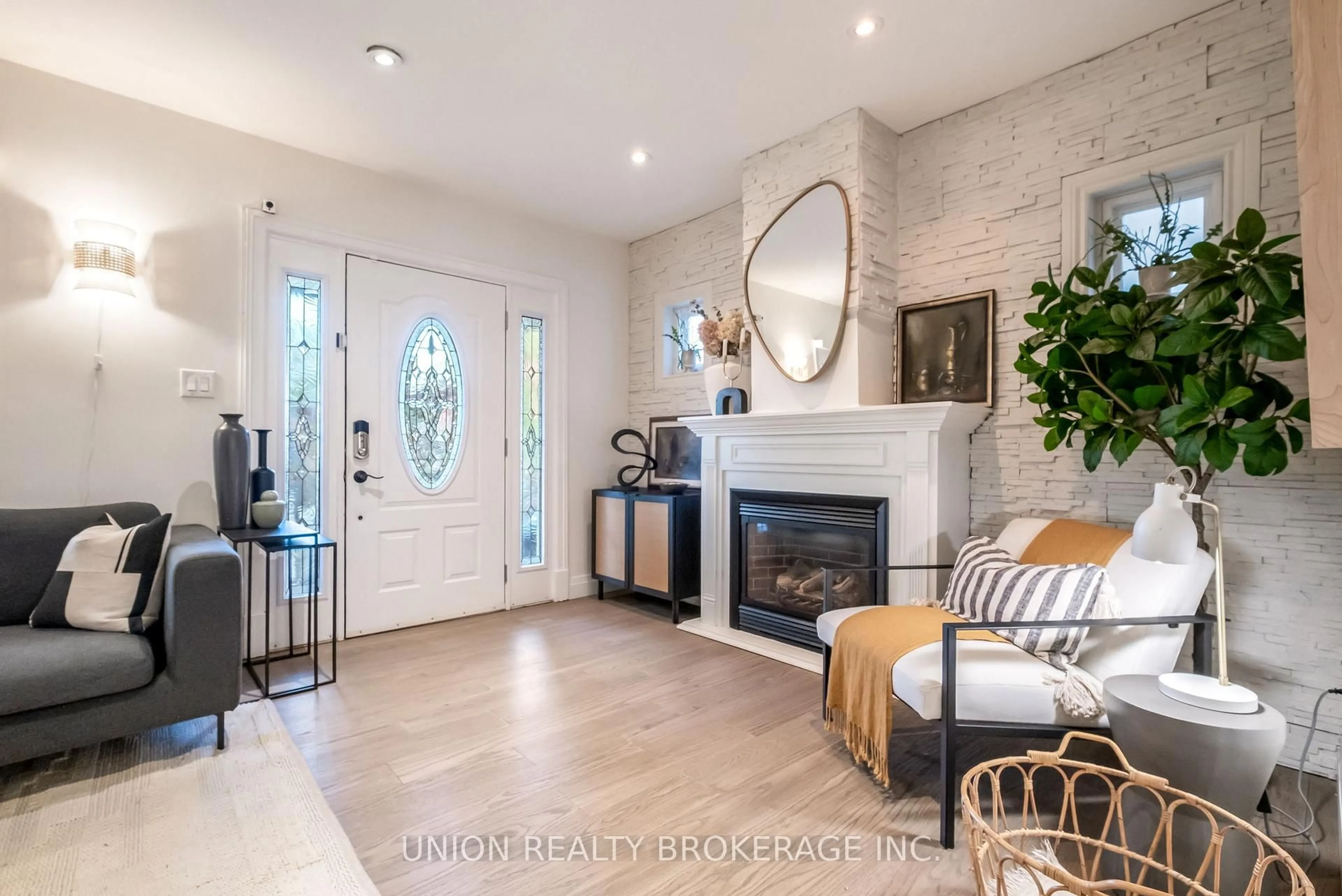 Indoor entryway for 135 Oak Park Ave, Toronto Ontario M4C 4M7