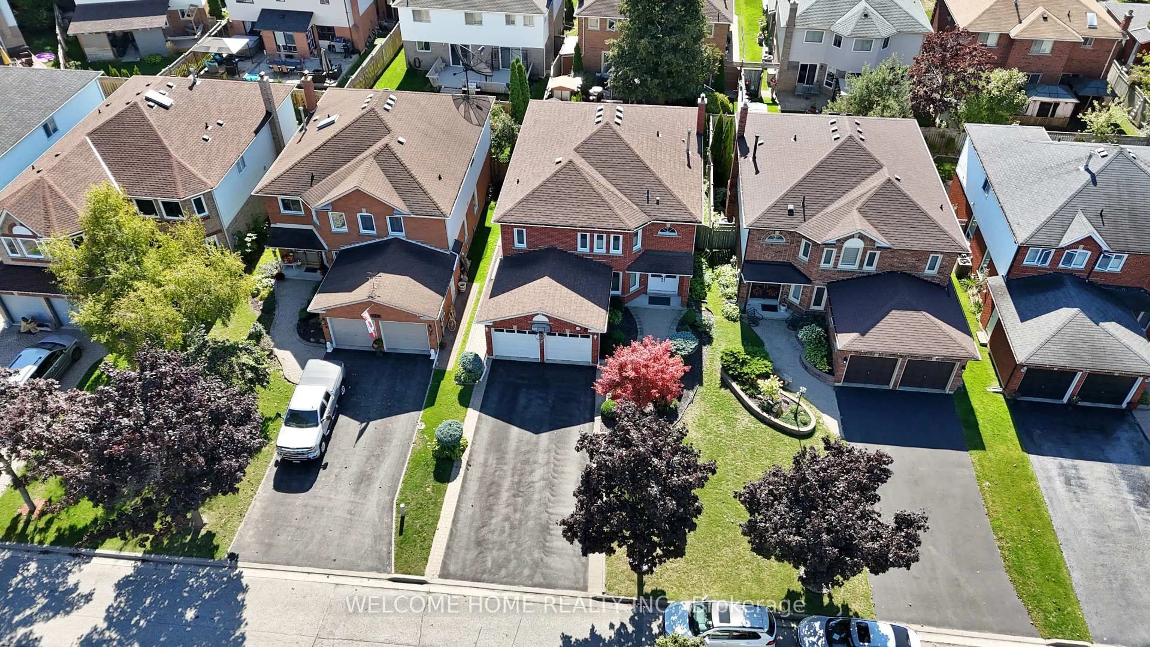 A pic from outside/outdoor area/front of a property/back of a property/a pic from drone, street for 1037 Sandcliff Dr, Oshawa Ontario L1K 2E5