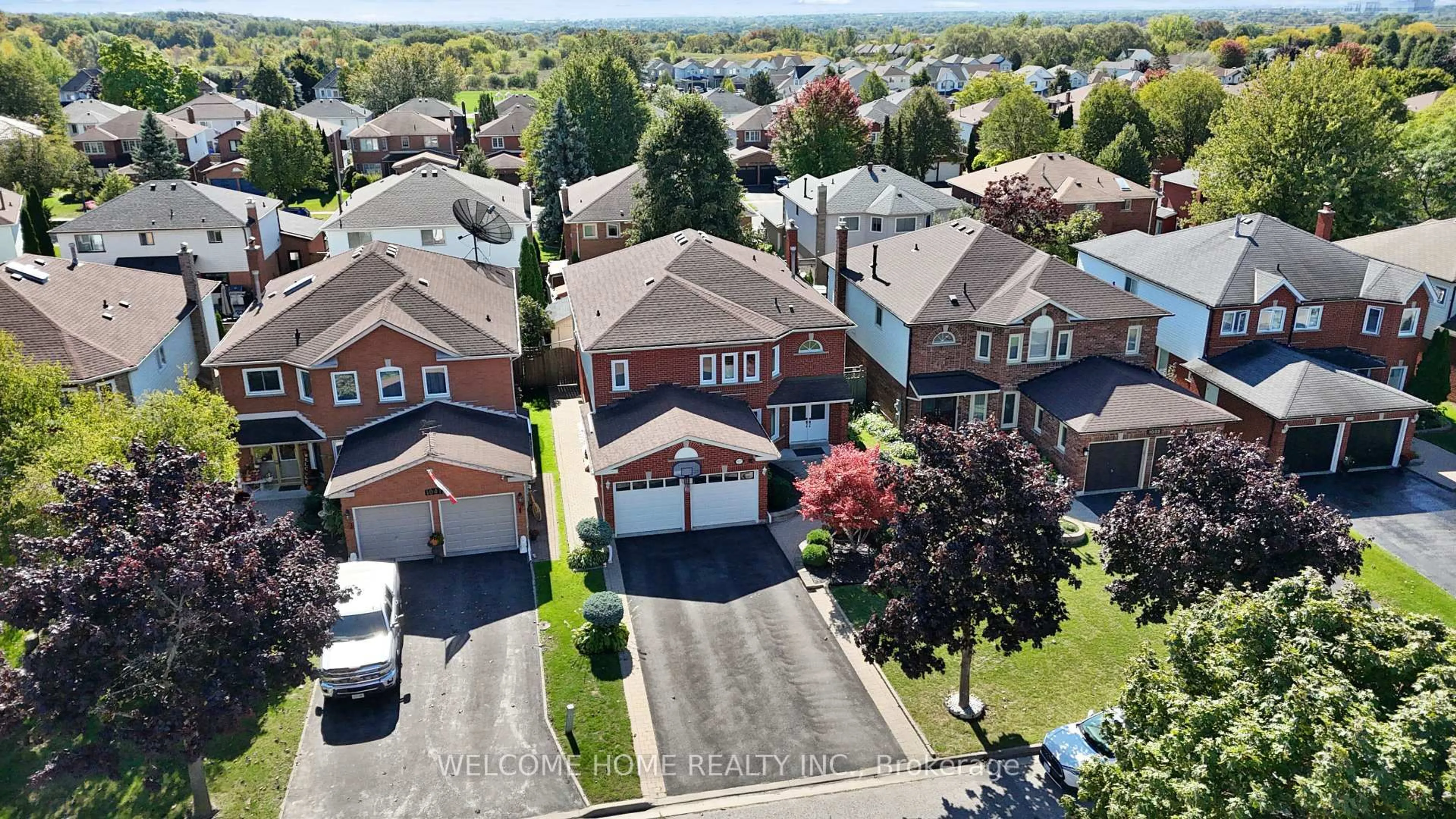 A pic from outside/outdoor area/front of a property/back of a property/a pic from drone, street for 1037 Sandcliff Dr, Oshawa Ontario L1K 2E5