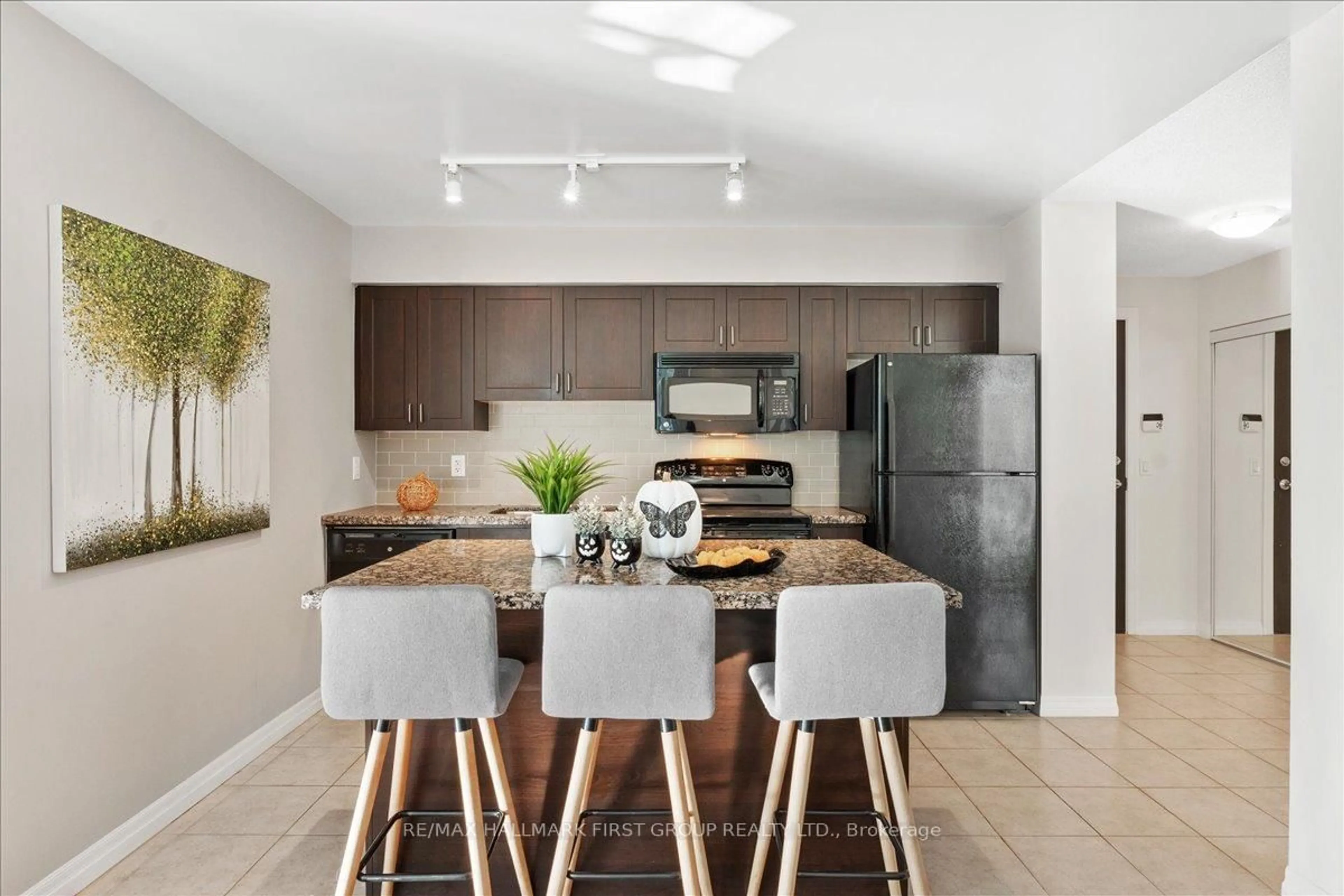 Open concept kitchen, unknown for 1600 Charles St #303, Whitby Ontario L1N 0G4