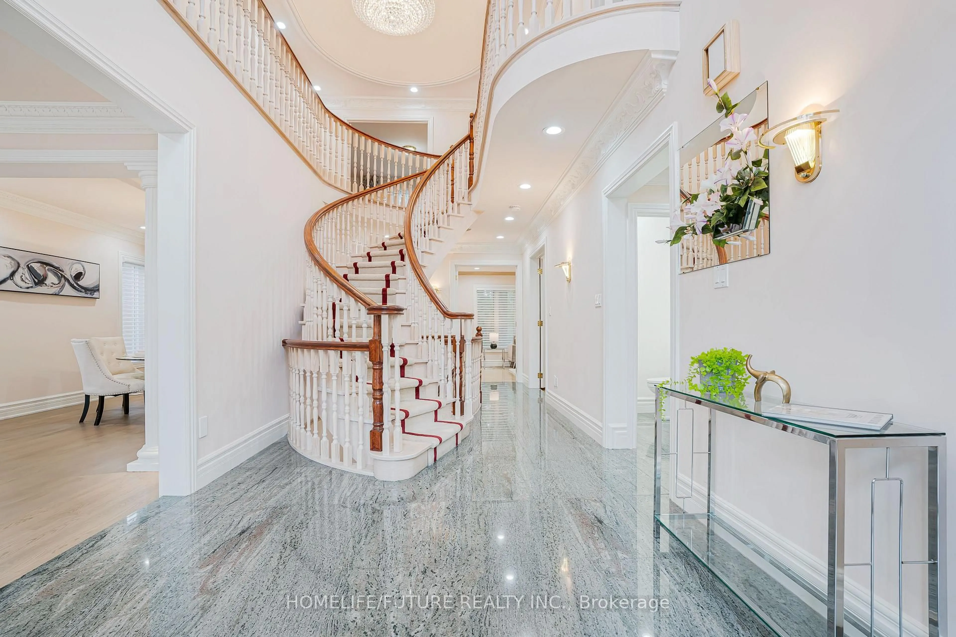 Indoor foyer for 53 Linwood Ave, Toronto Ontario M1S 1H3