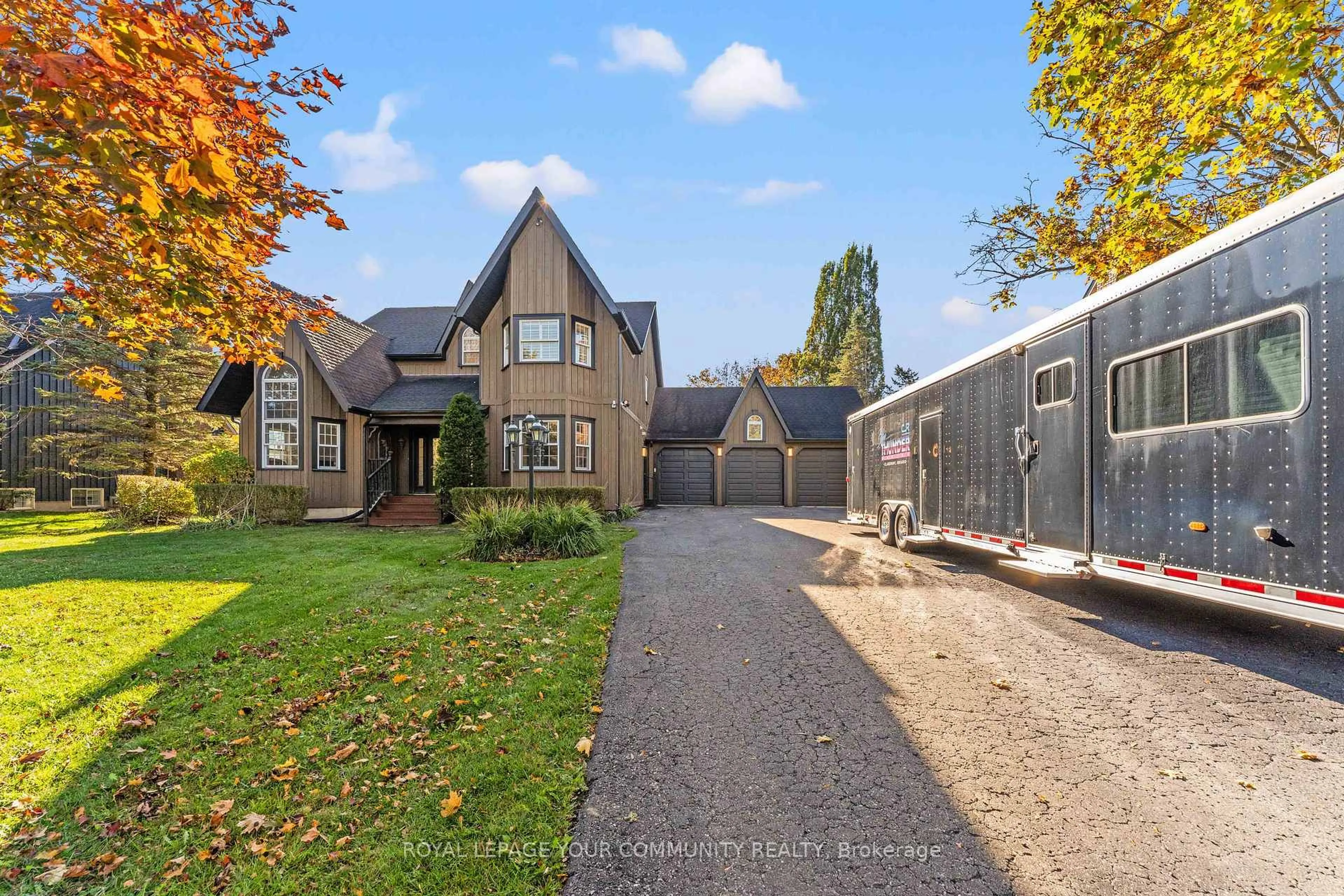 A pic from outside/outdoor area/front of a property/back of a property/a pic from drone, street for 1645 Acorn Lane, Pickering Ontario L1Y 1A7