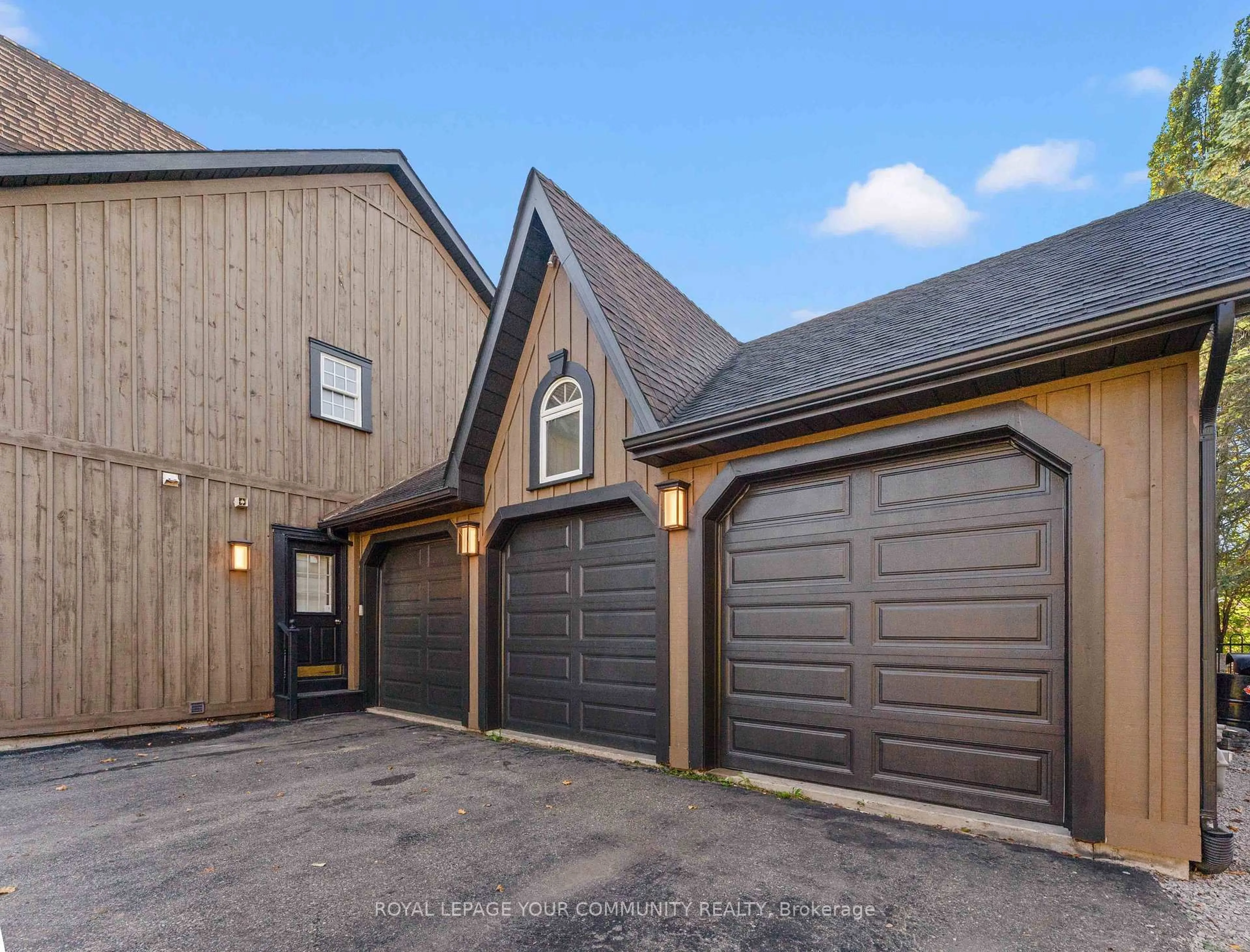 Indoor garage for 1645 Acorn Lane, Pickering Ontario L1Y 1A7