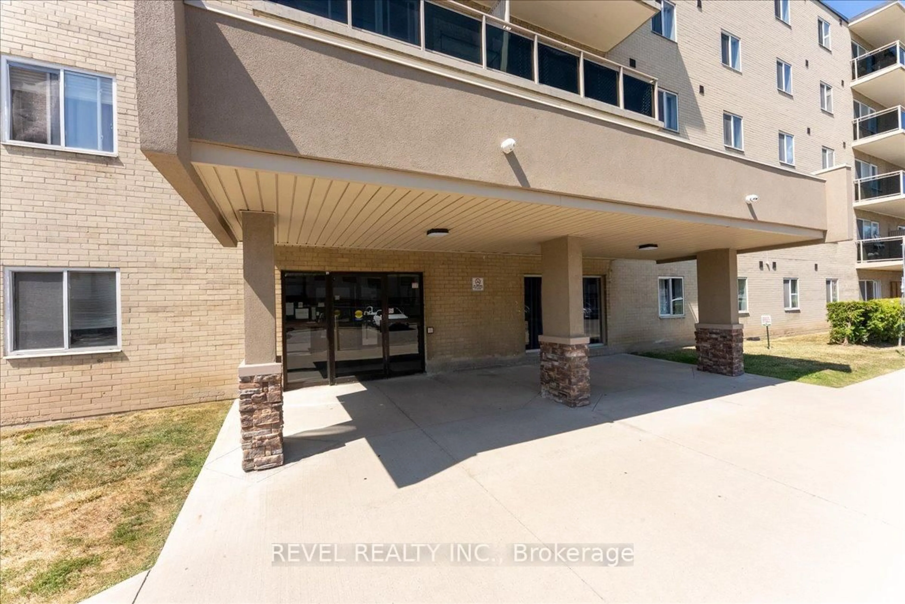 Indoor foyer for 936 Glen St #508, Oshawa Ontario L1J 5Z7