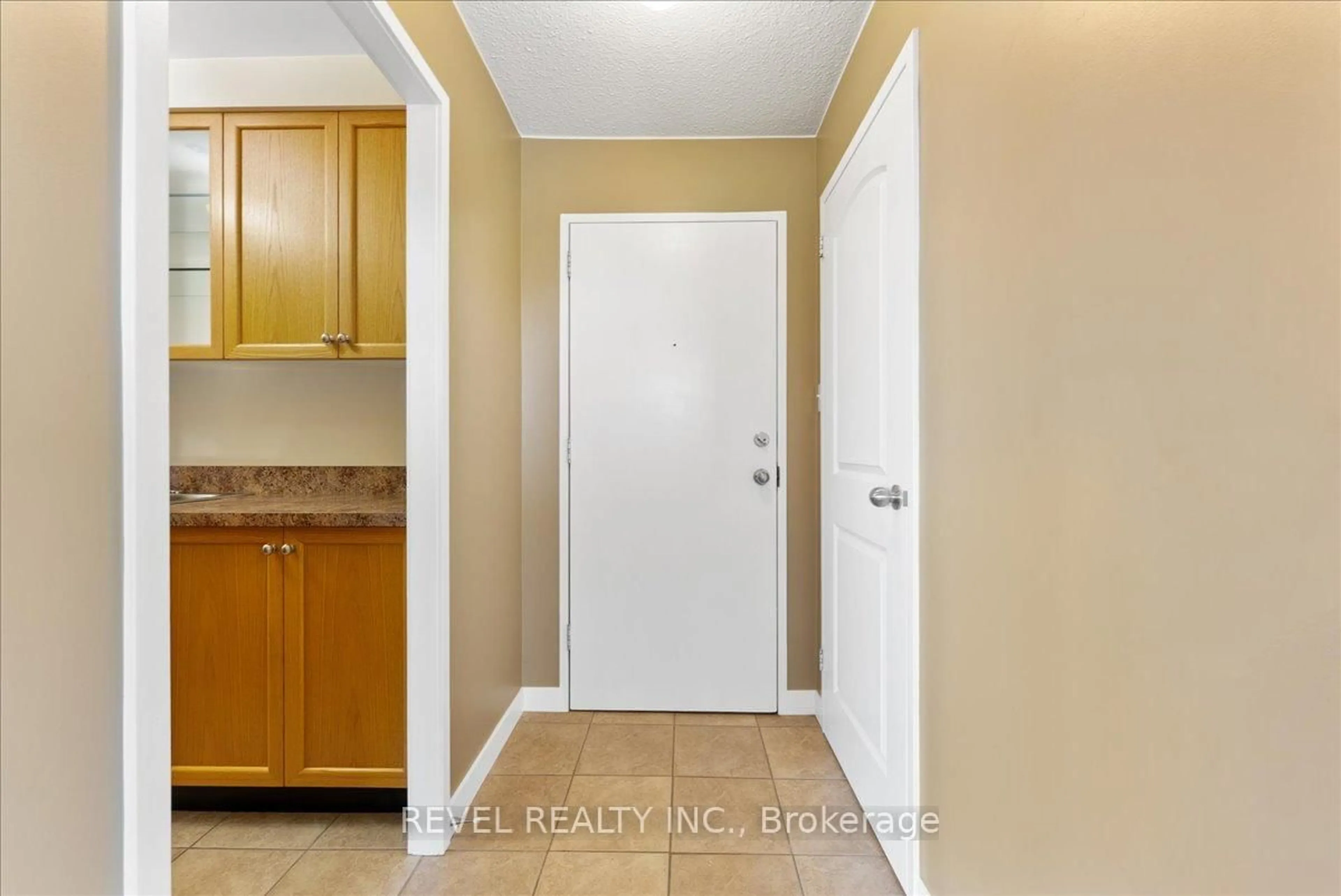 Indoor entryway for 936 Glen St #508, Oshawa Ontario L1J 5Z7