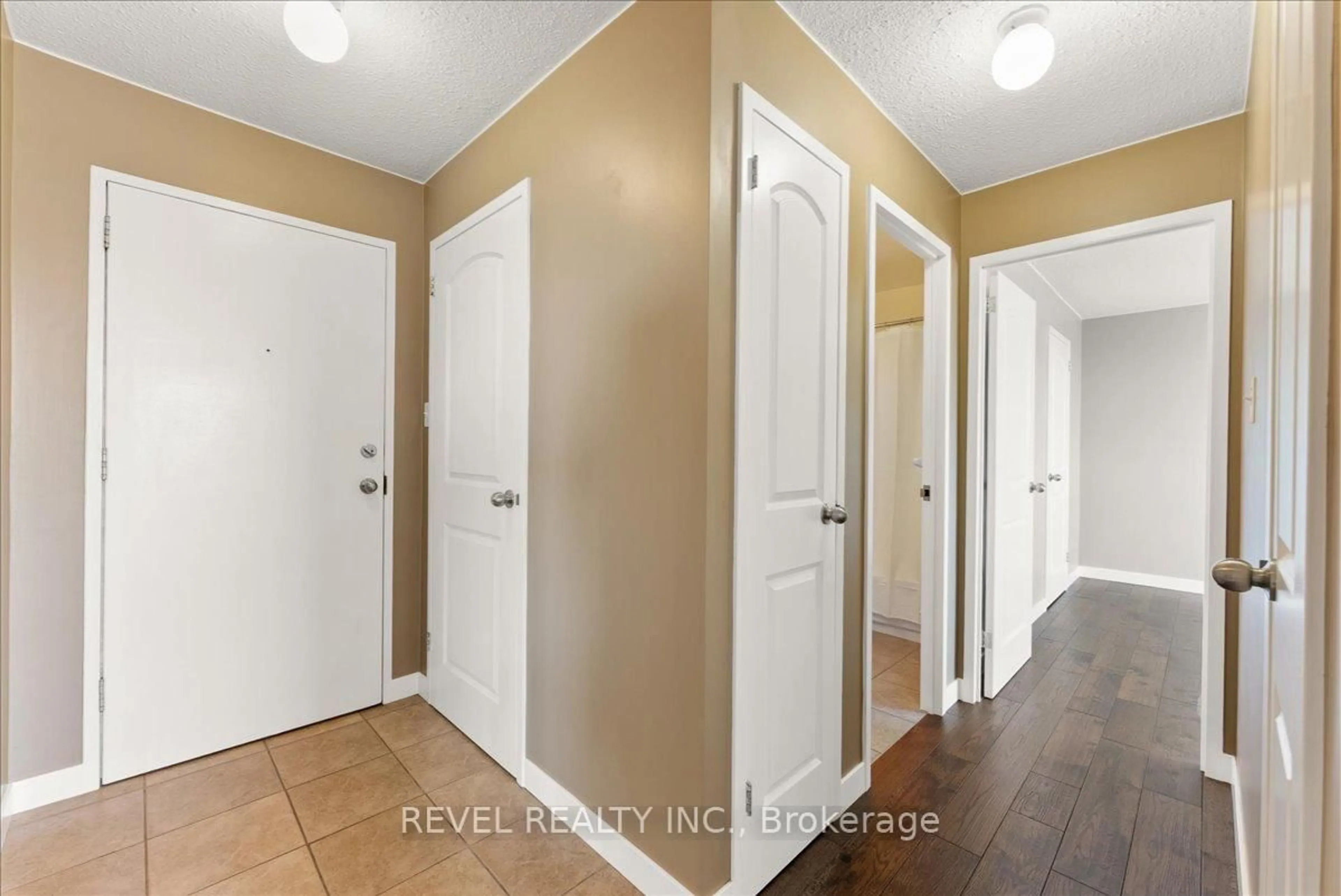Indoor entryway for 936 Glen St #508, Oshawa Ontario L1J 5Z7