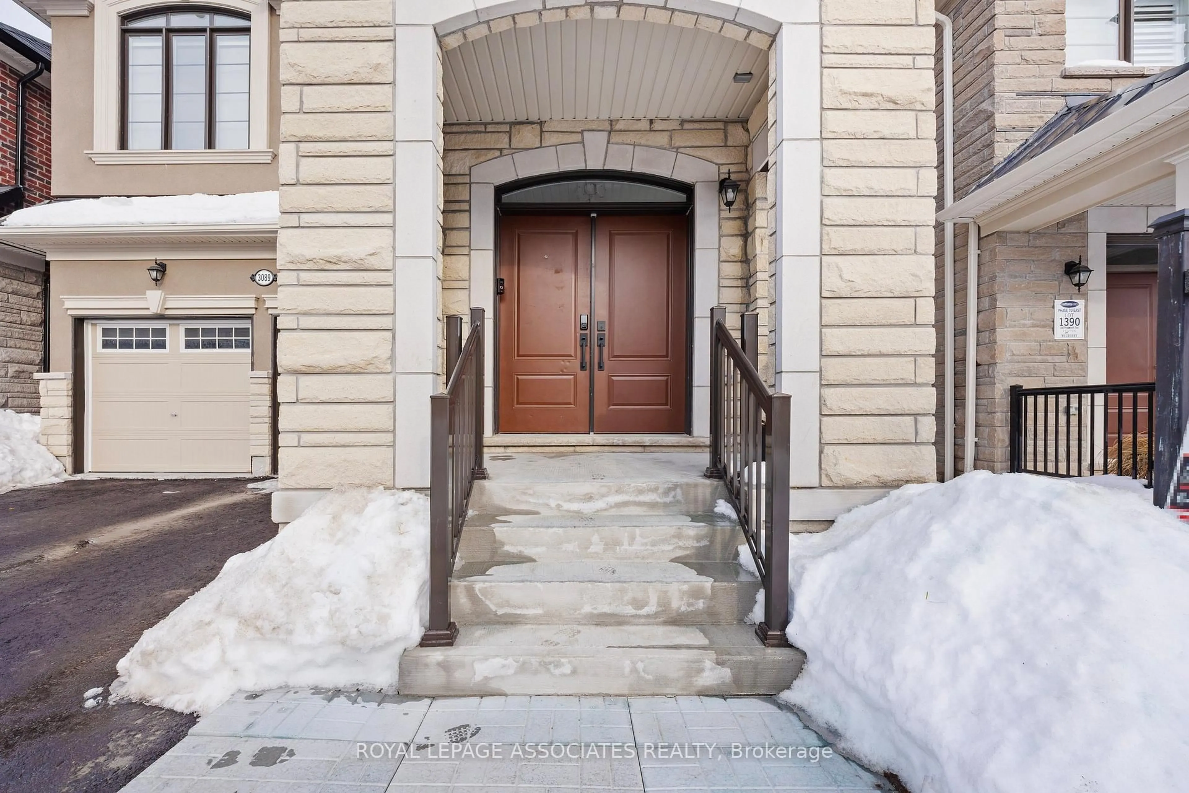 Indoor entryway for 3089 Paperbirch Tr, Pickering Ontario L1X 0N9