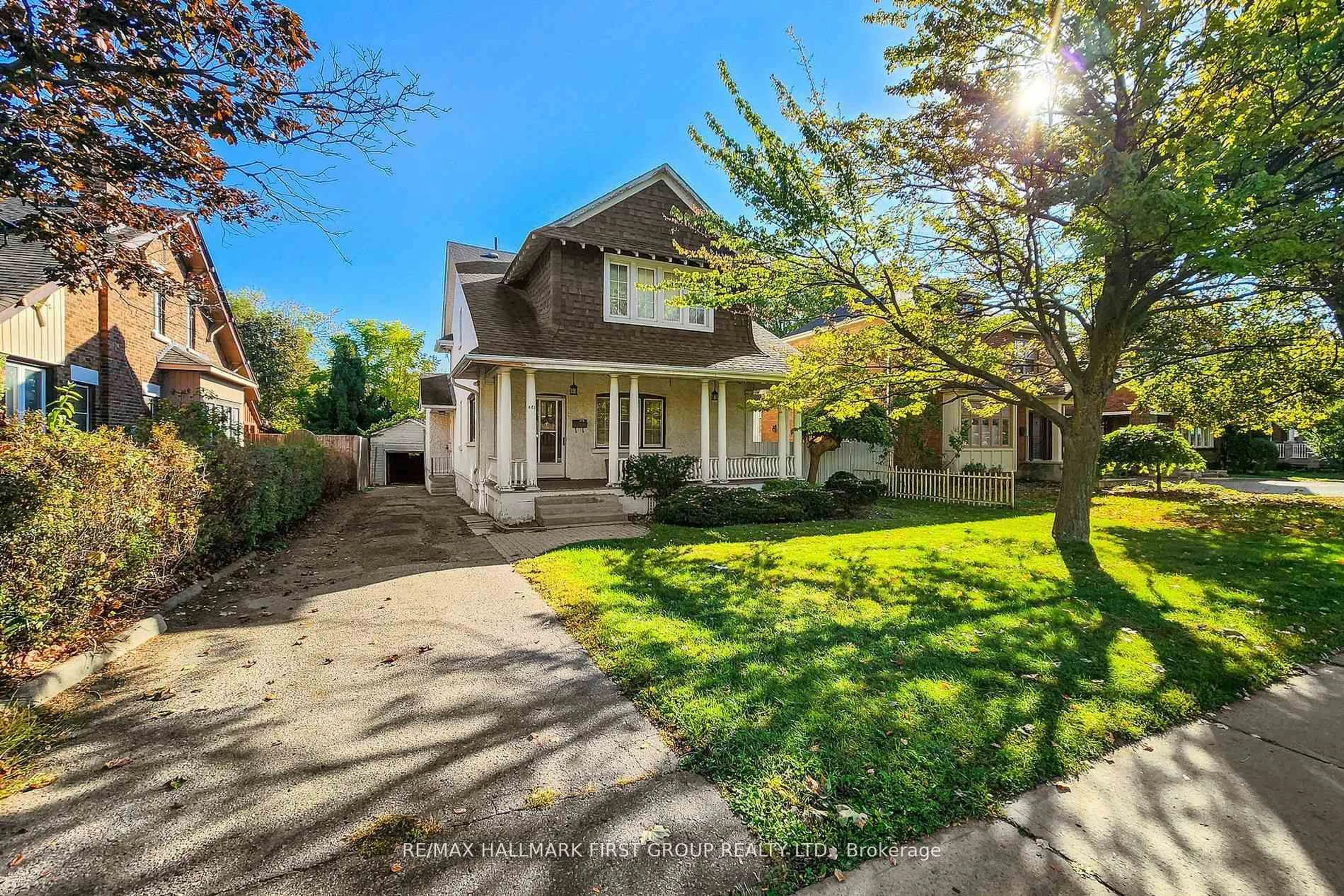 A pic from outside/outdoor area/front of a property/back of a property/a pic from drone, street for 481 Simcoe St, Oshawa Ontario L1G 4T8