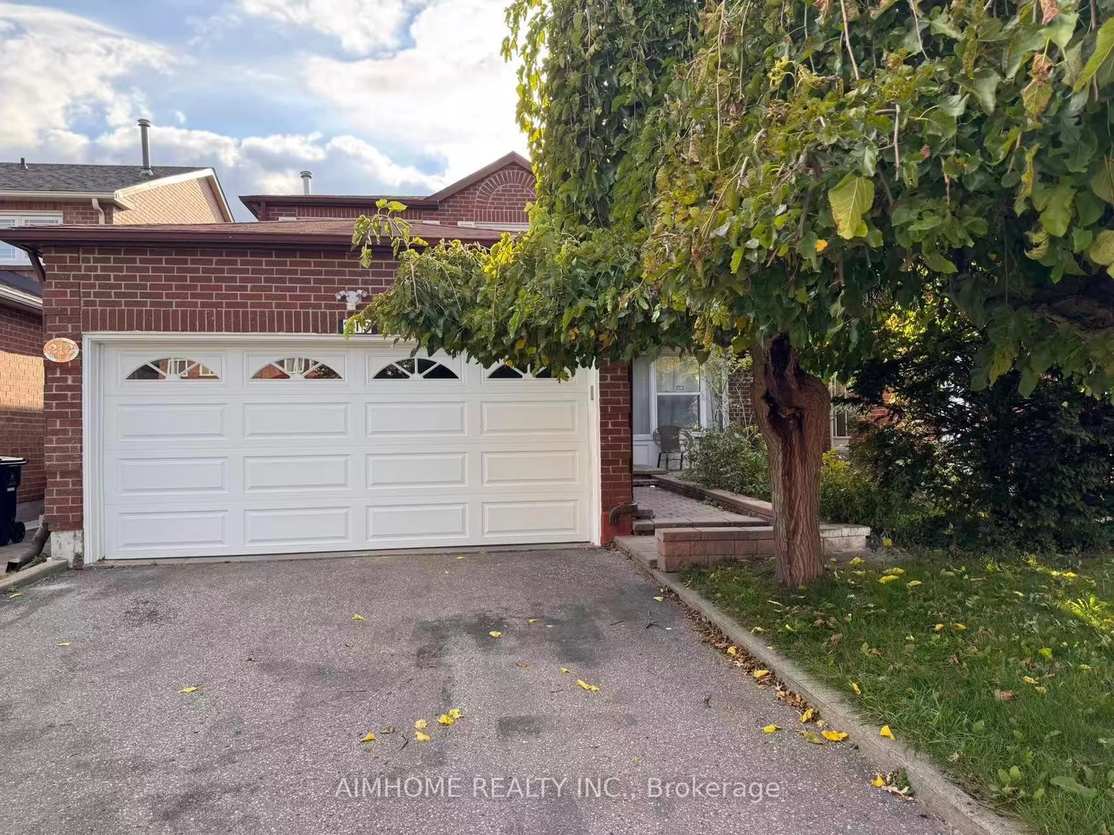 A pic from outside/outdoor area/front of a property/back of a property/a pic from drone, street for 213 Hupfield Tr, Toronto Ontario M1B 4L8