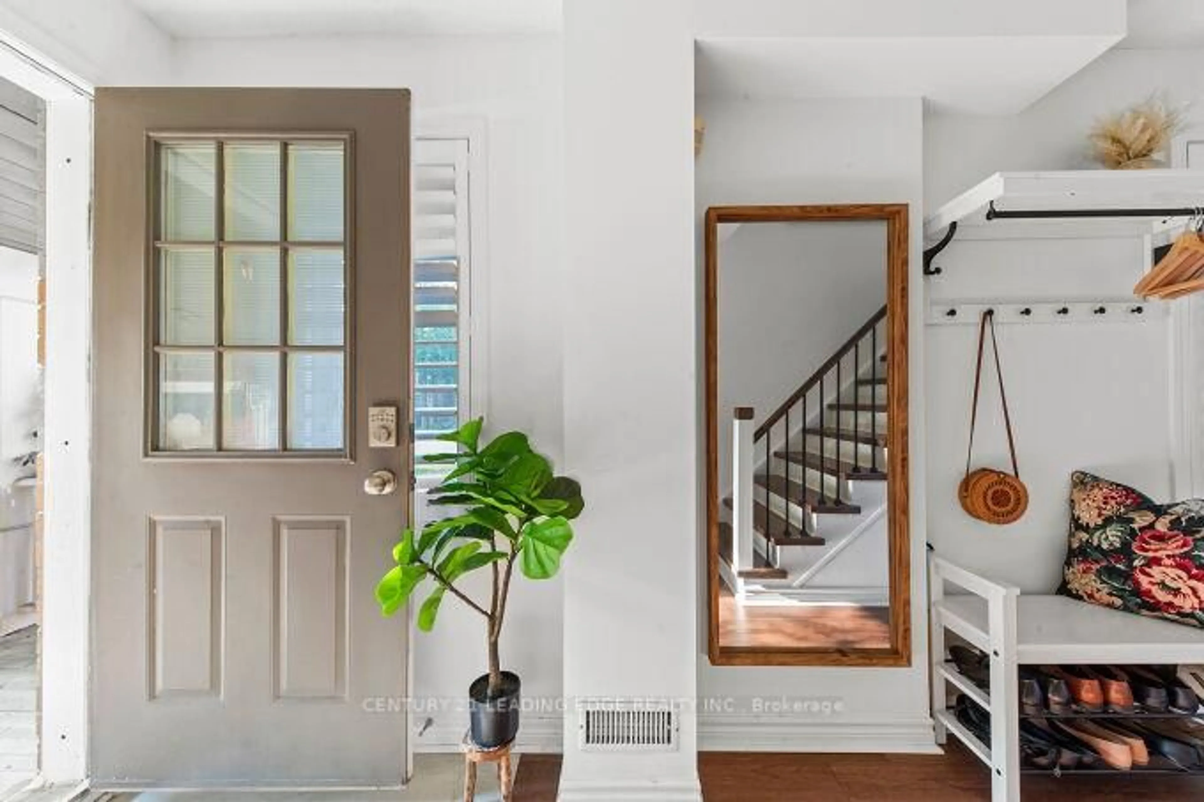 Indoor entryway for 6400 Lawrence Ave #15, Toronto Ontario M1C 5C7