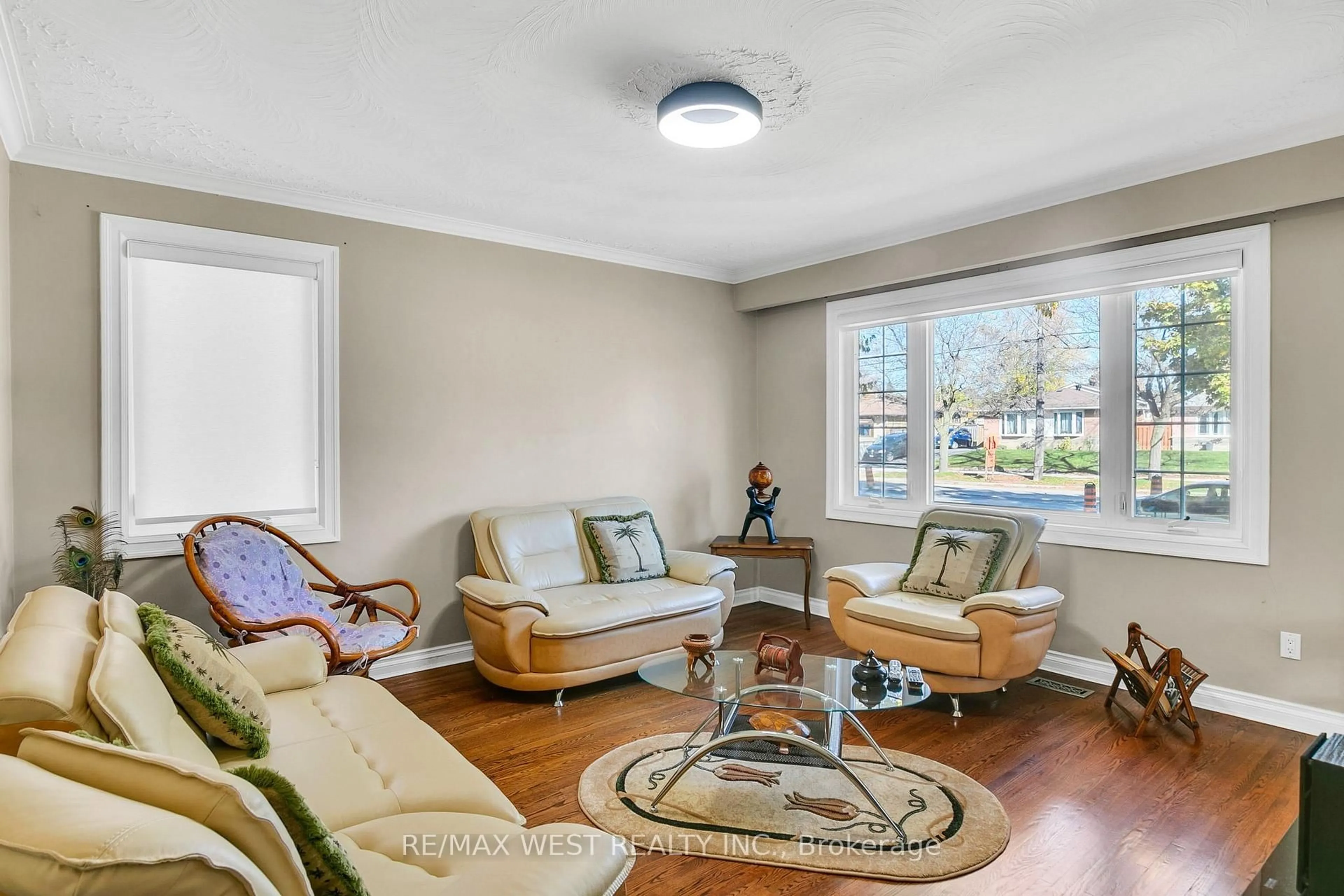 Living room with furniture, unknown for 866 Scarborough Golf Clb Rd, Toronto Ontario M1G 1J5