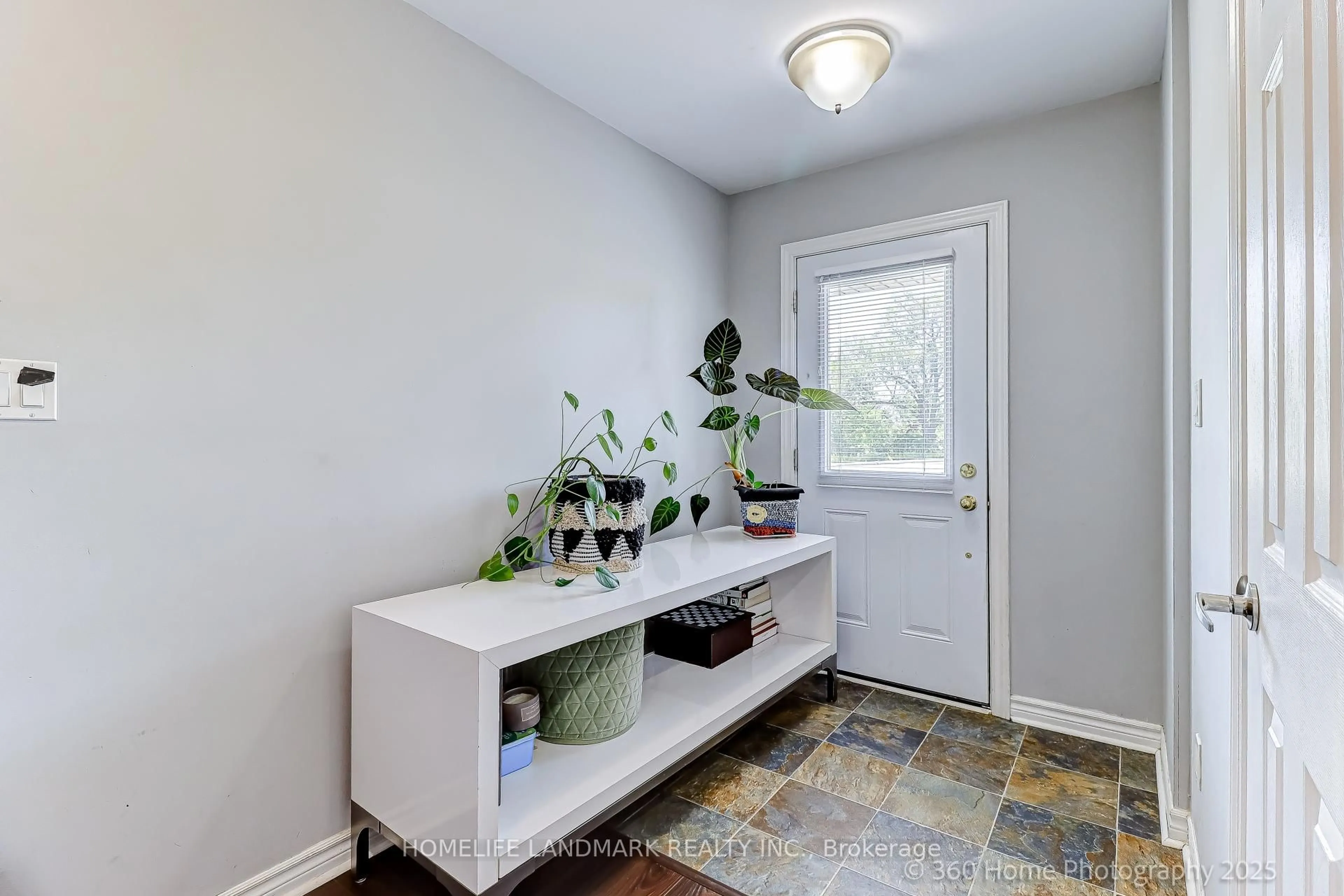 Indoor entryway for 361 Birchmount Rd #3, Toronto Ontario M1K 1M6
