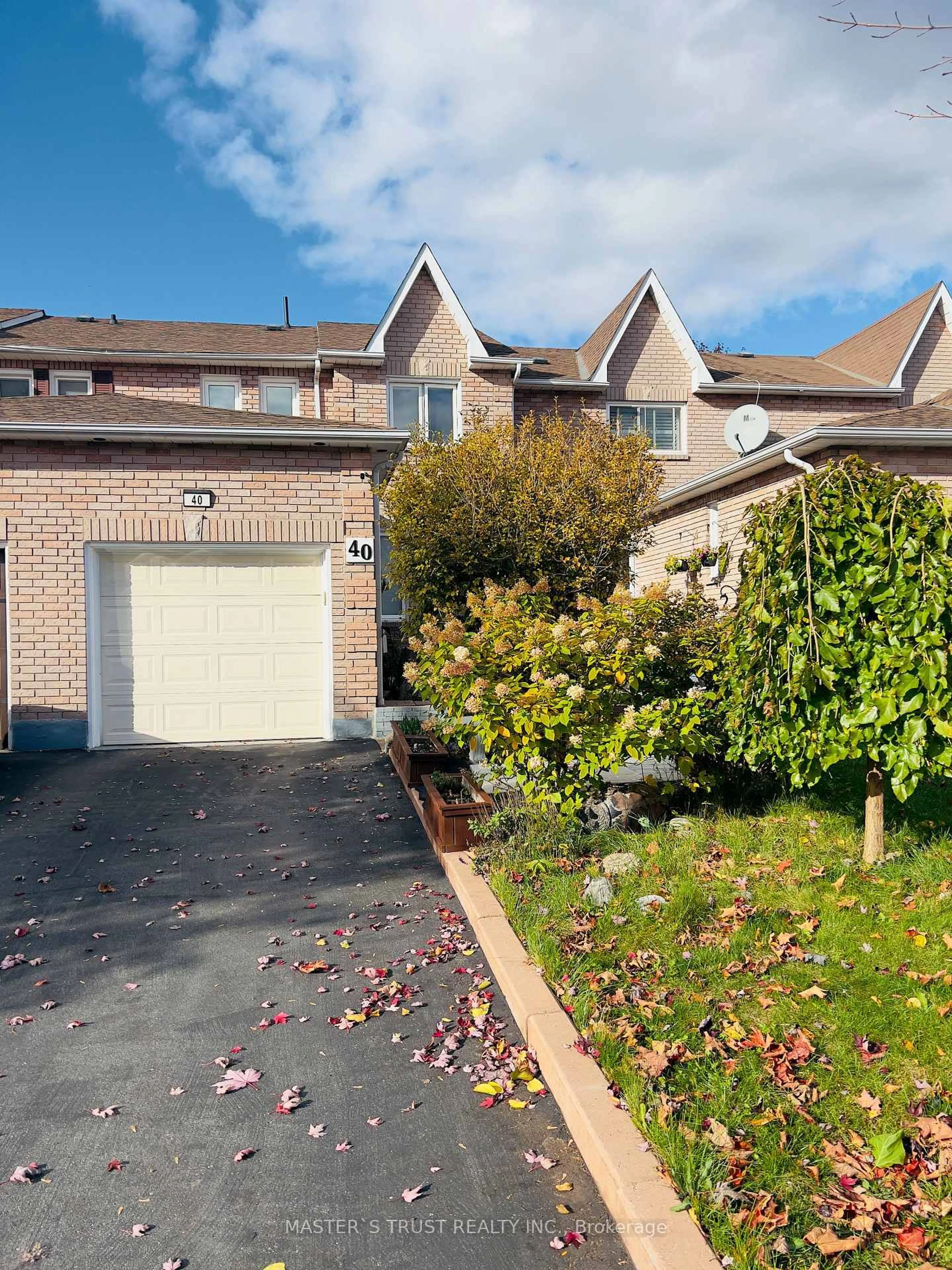 A pic from outside/outdoor area/front of a property/back of a property/a pic from drone, street for 40 Weekes Dr, Ajax Ontario L1T 3T2