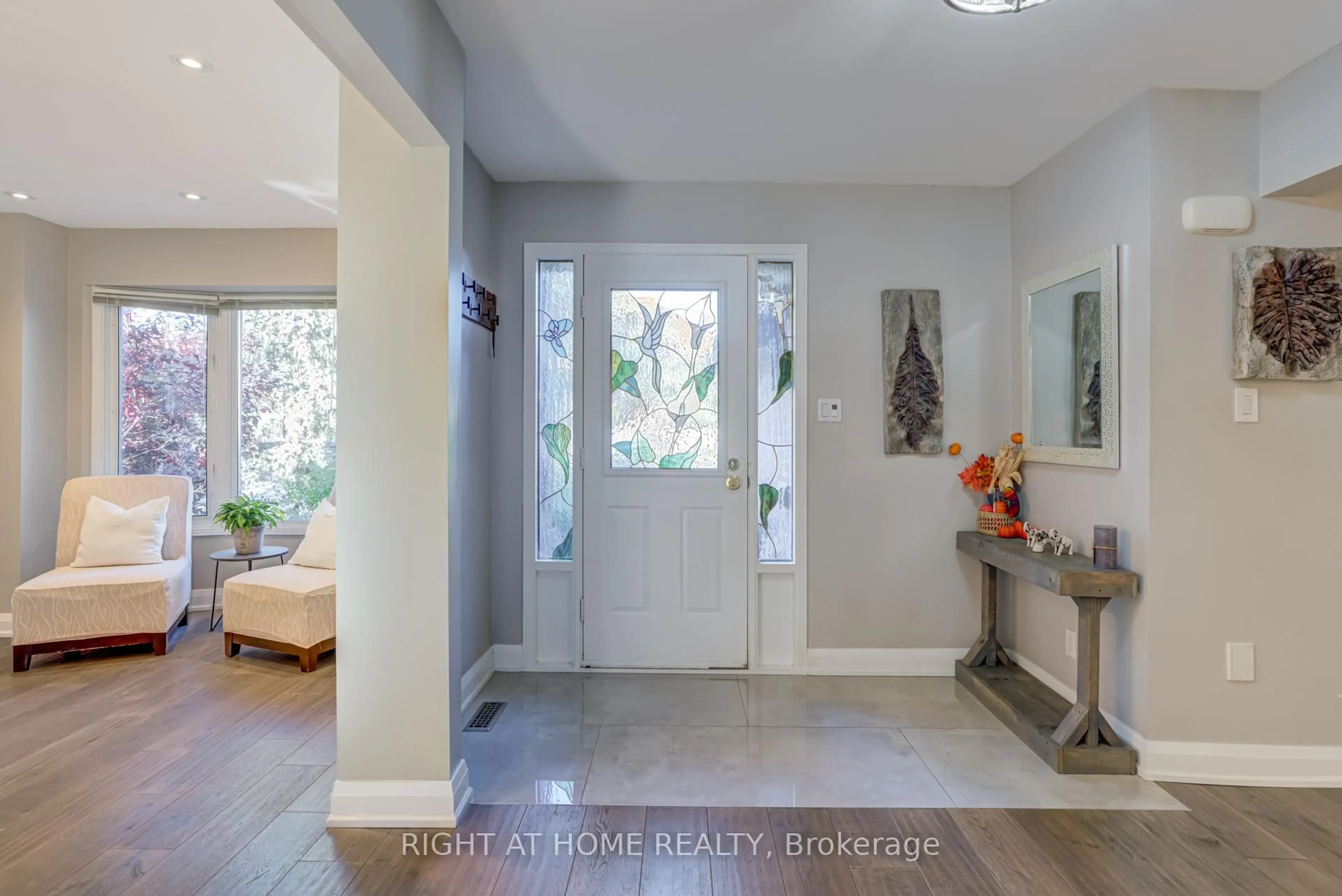Indoor entryway for 66 Glen Hill Dr, Whitby Ontario L1N 7A3
