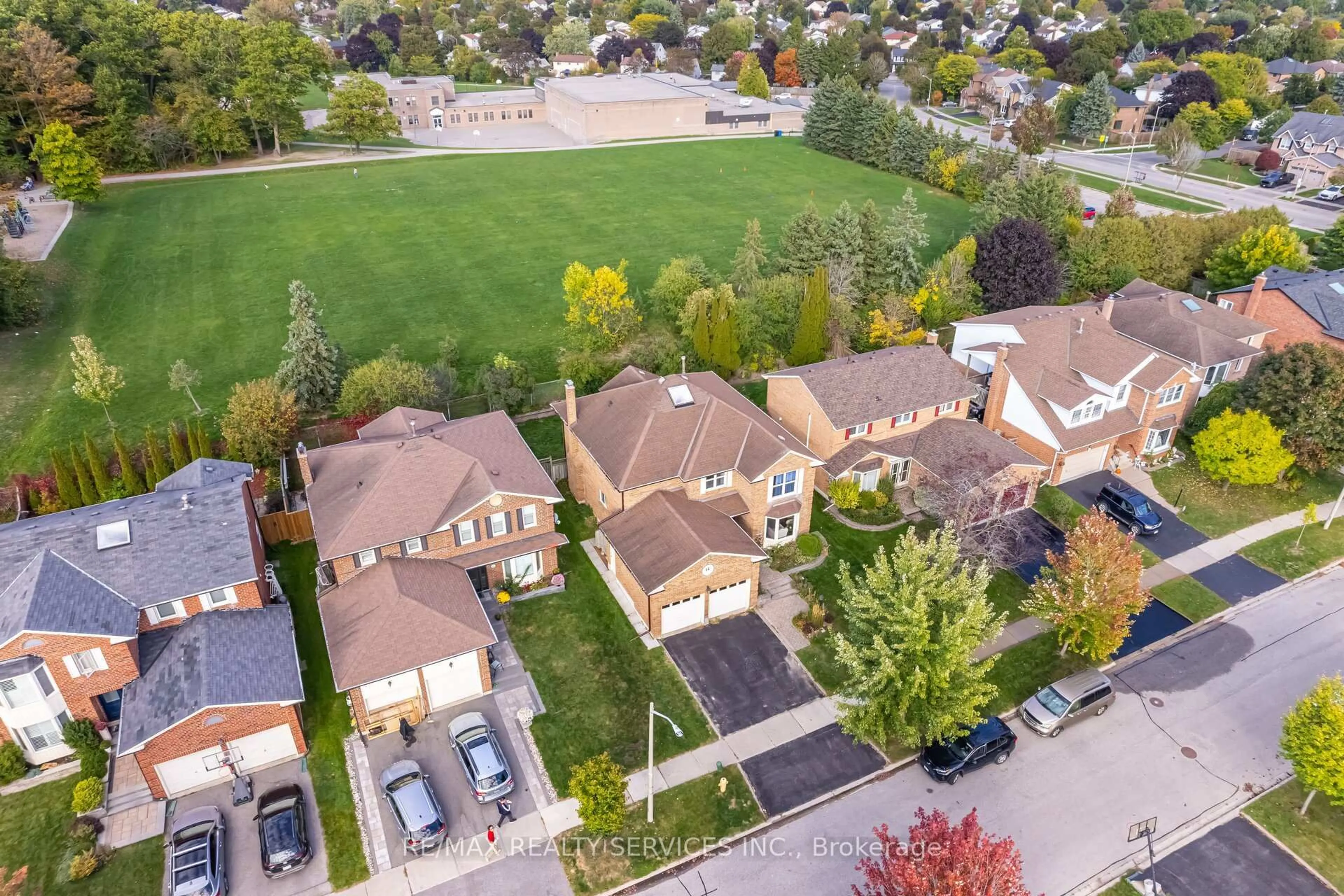 A pic from outside/outdoor area/front of a property/back of a property/a pic from drone, street for 14 Milner Cres, Ajax Ontario L1S 4W3