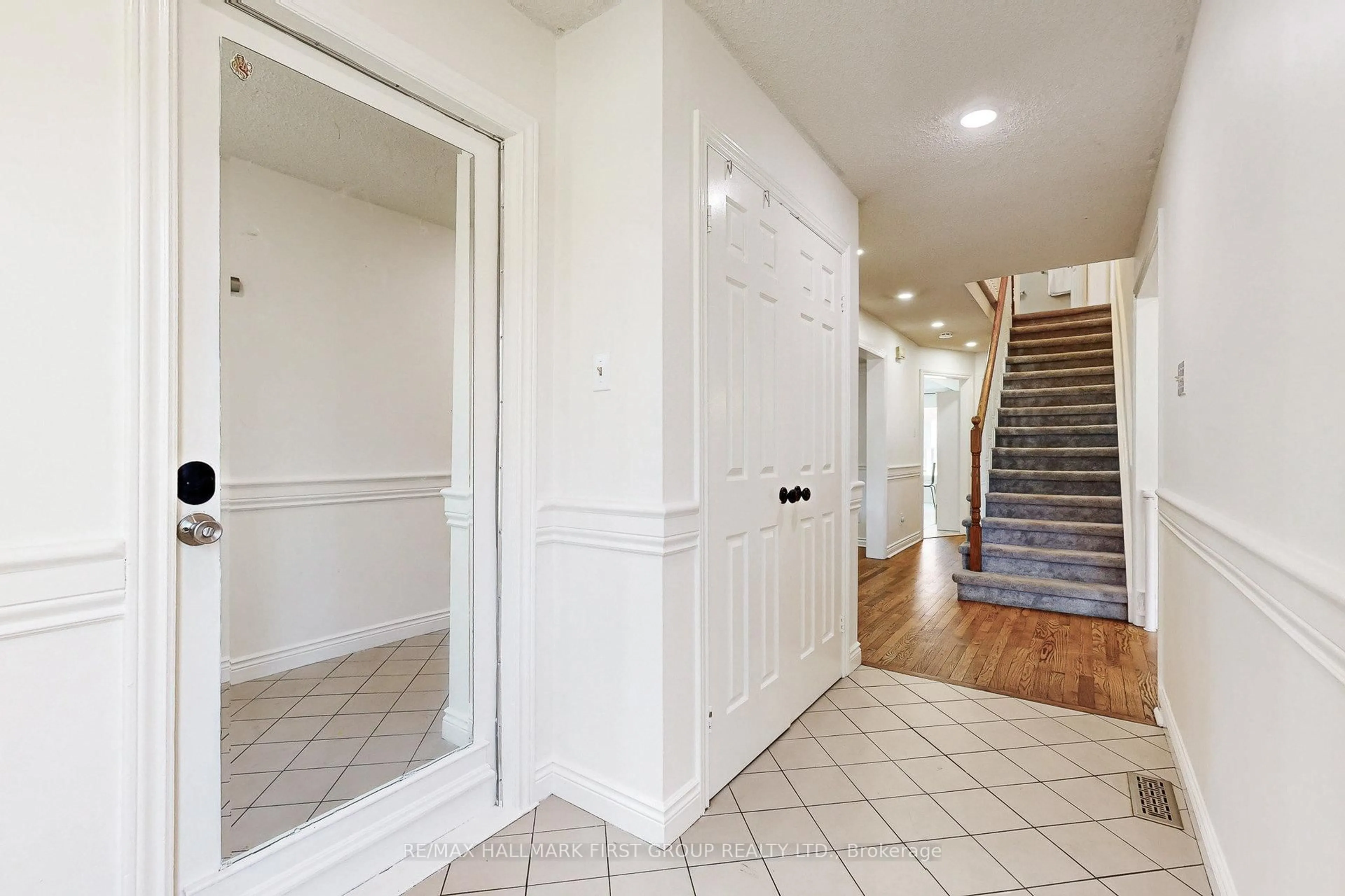 Indoor entryway for 1522 Amberlea Rd, Pickering Ontario L1V 4T7