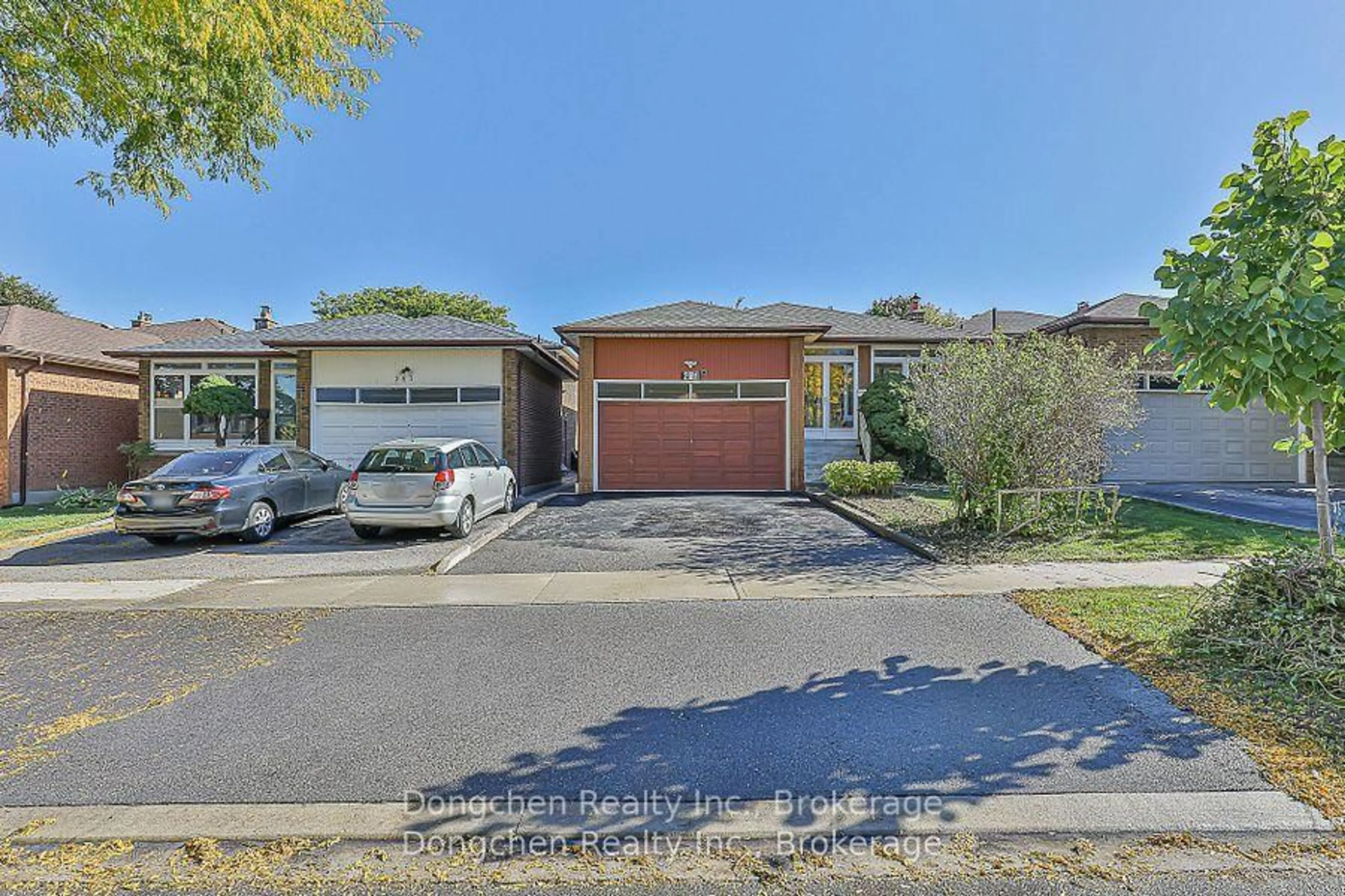 A pic from outside/outdoor area/front of a property/back of a property/a pic from drone, street for 281 Huntsmill Blvd, Toronto Ontario M1W 3E4