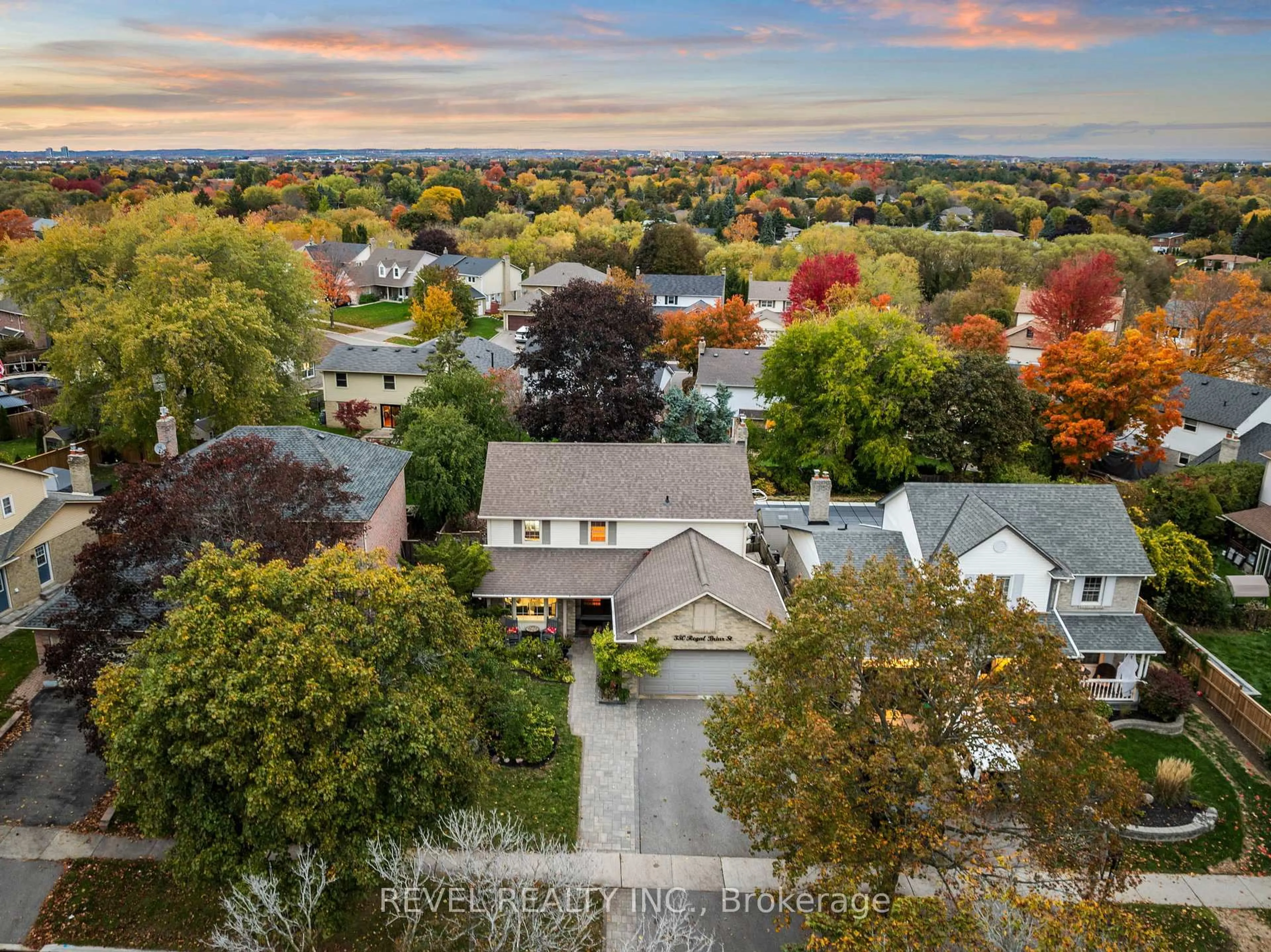 A pic from outside/outdoor area/front of a property/back of a property/a pic from drone, unknown for 330 Regal Briar St, Whitby Ontario L1N 6N1