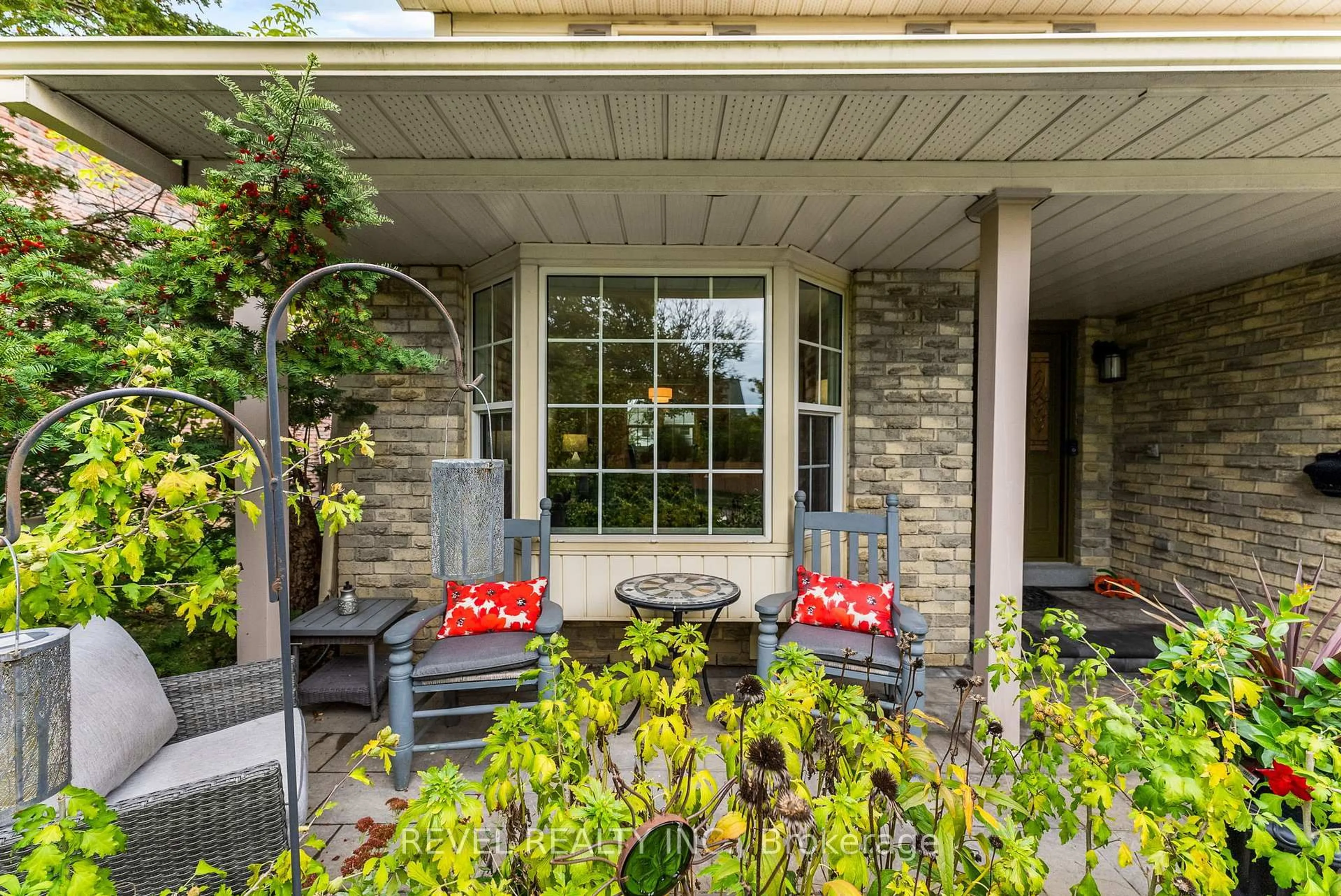 Patio, street for 330 Regal Briar St, Whitby Ontario L1N 6N1