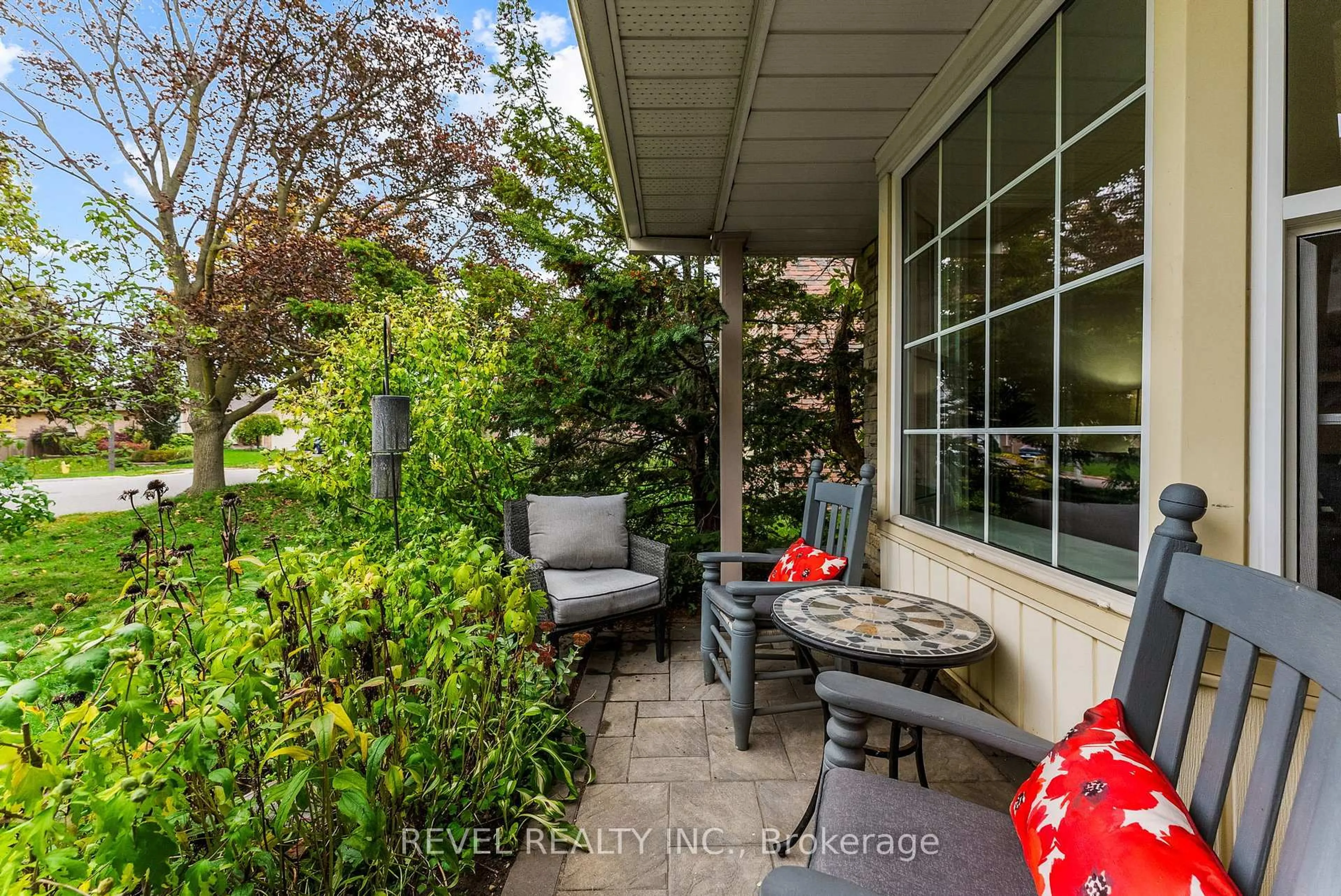 Patio, street for 330 Regal Briar St, Whitby Ontario L1N 6N1