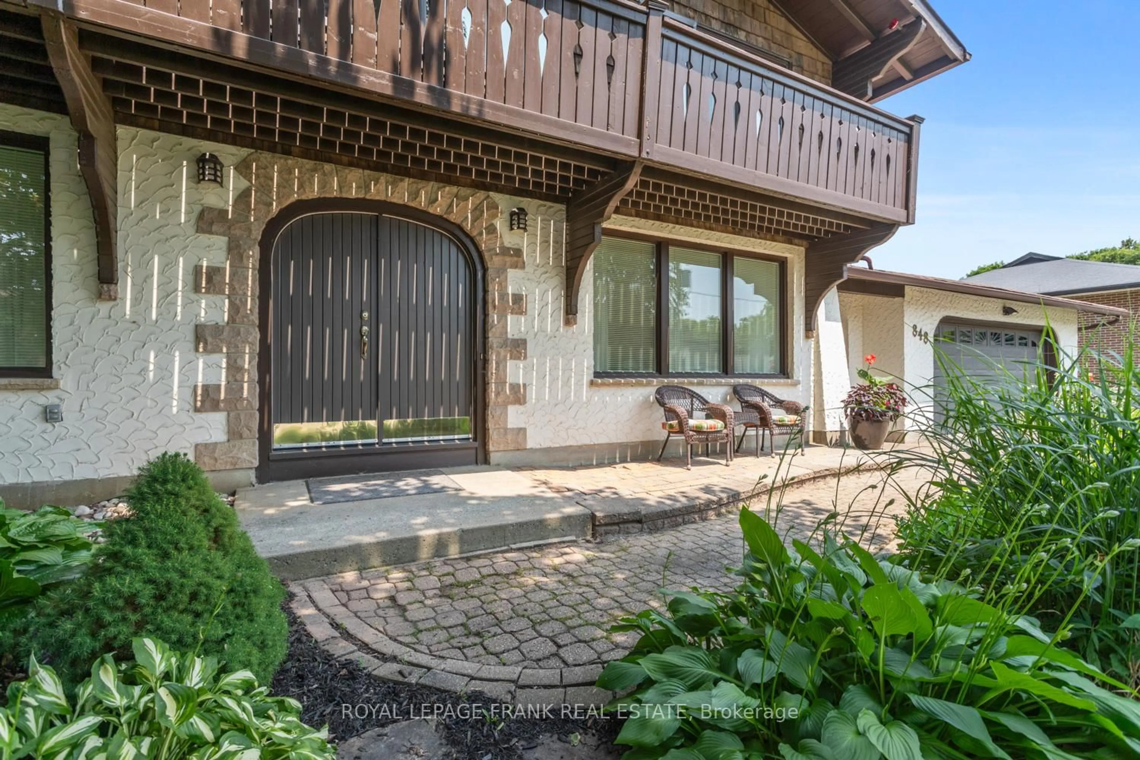 Patio, street for 848 Swiss Hts, Oshawa Ontario L1K 2A9