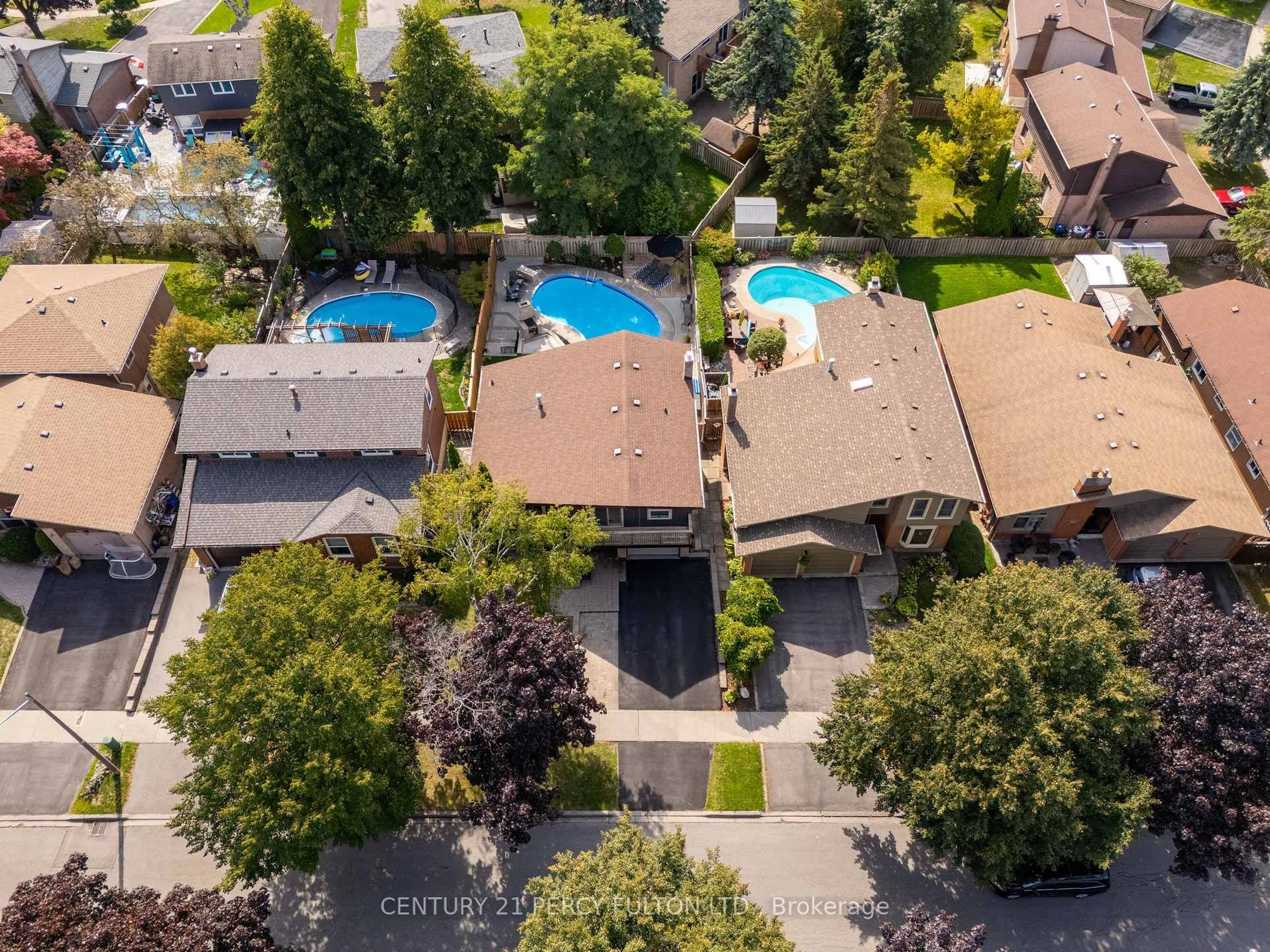 A pic from outside/outdoor area/front of a property/back of a property/a pic from drone, street for 807 Jacqueline Ave, Pickering Ontario L1V 3B2