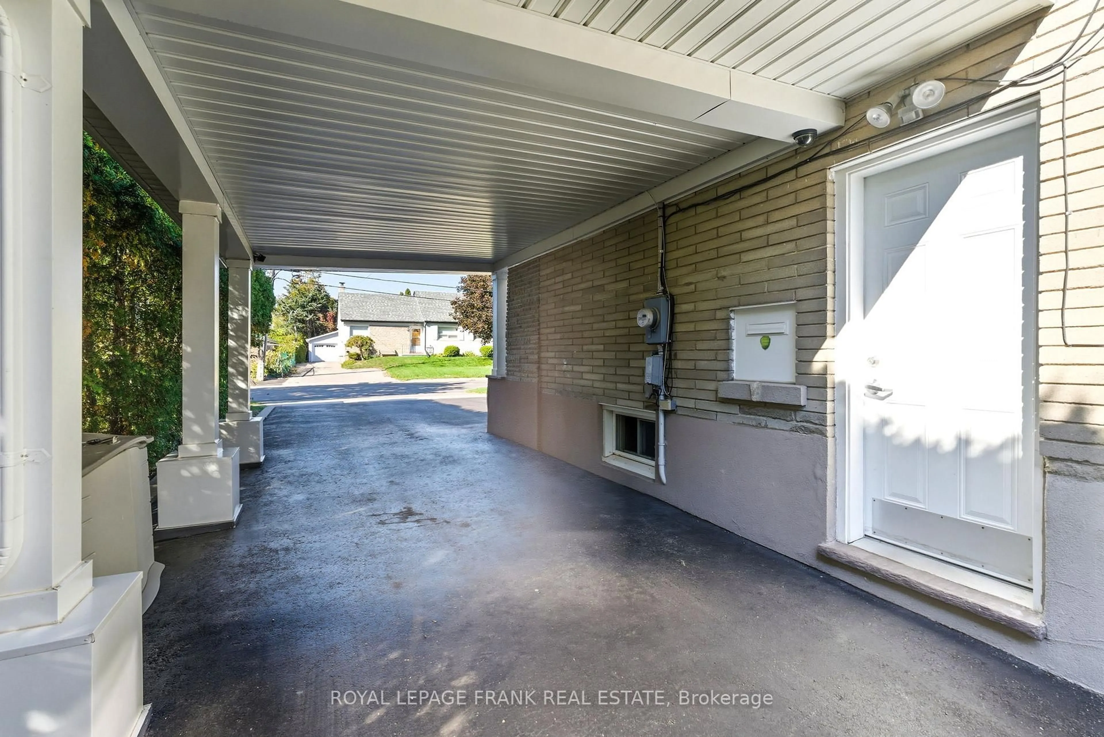 Indoor foyer for 131 Jones Ave, Oshawa Ontario L1G 3A3