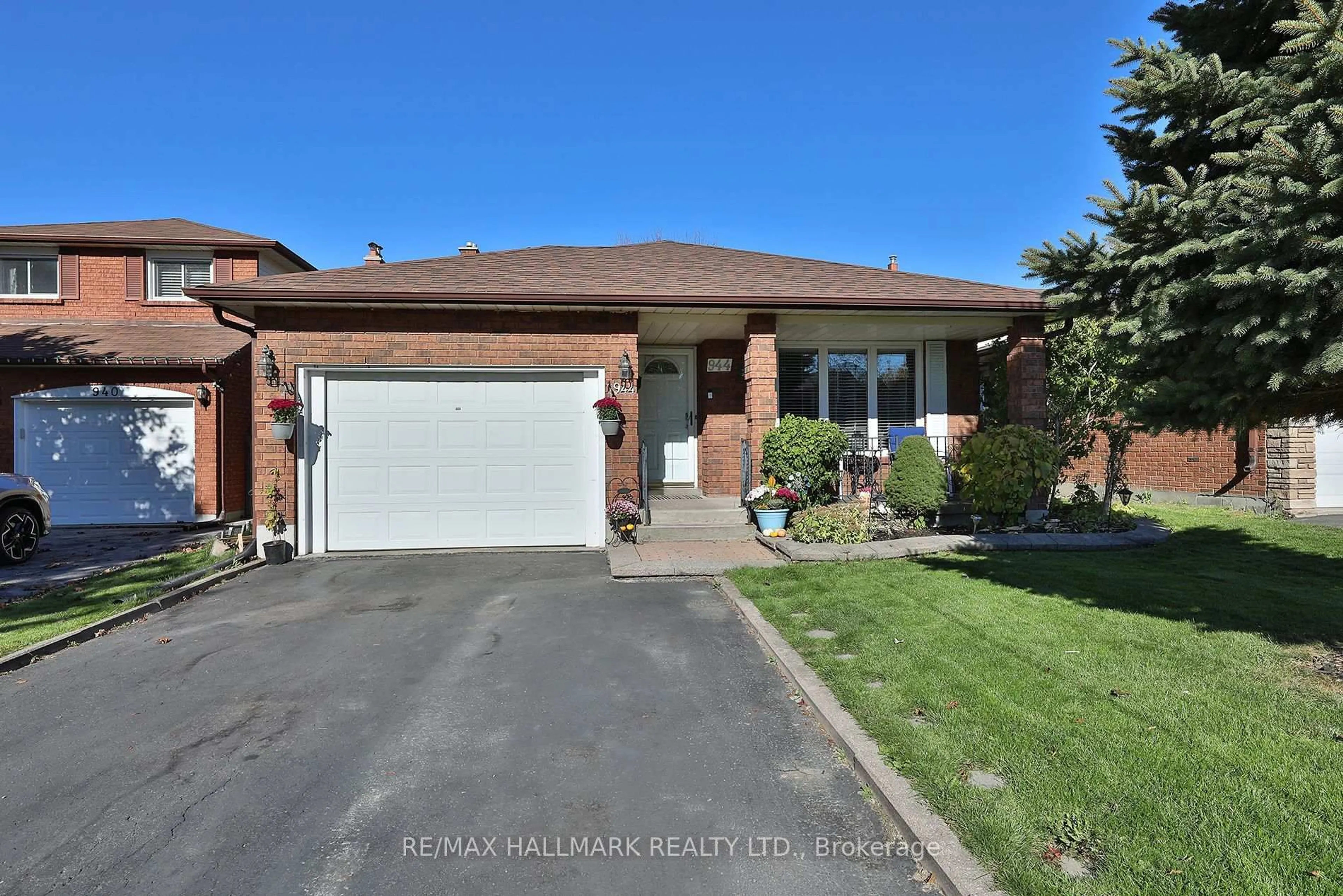 Home with brick exterior material, street for 944 William Booth Cres, Oshawa Ontario L1G 7N4