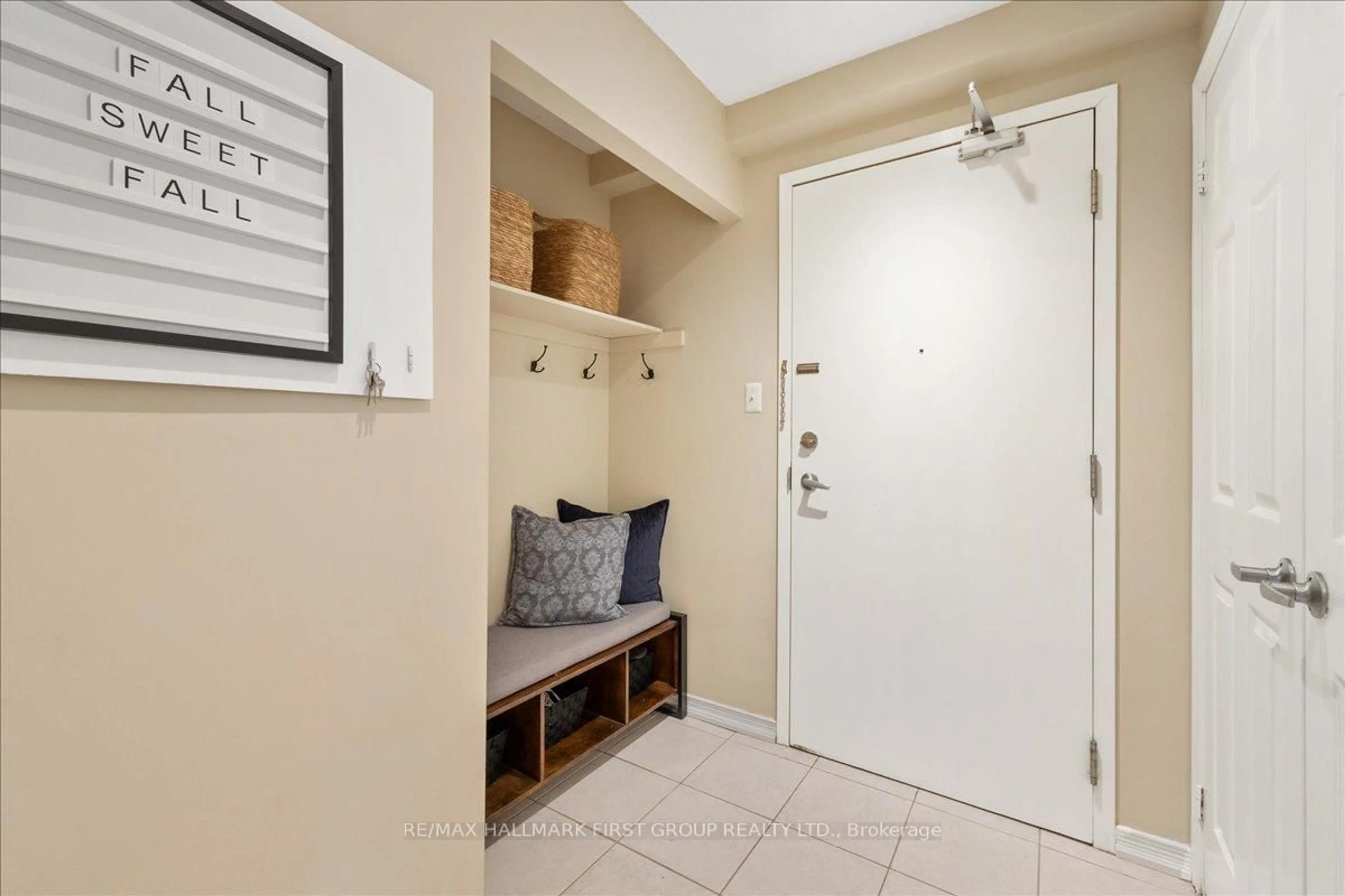 Indoor entryway for 132 Aspen Springs Dr, Clarington Ontario L1C 0H1
