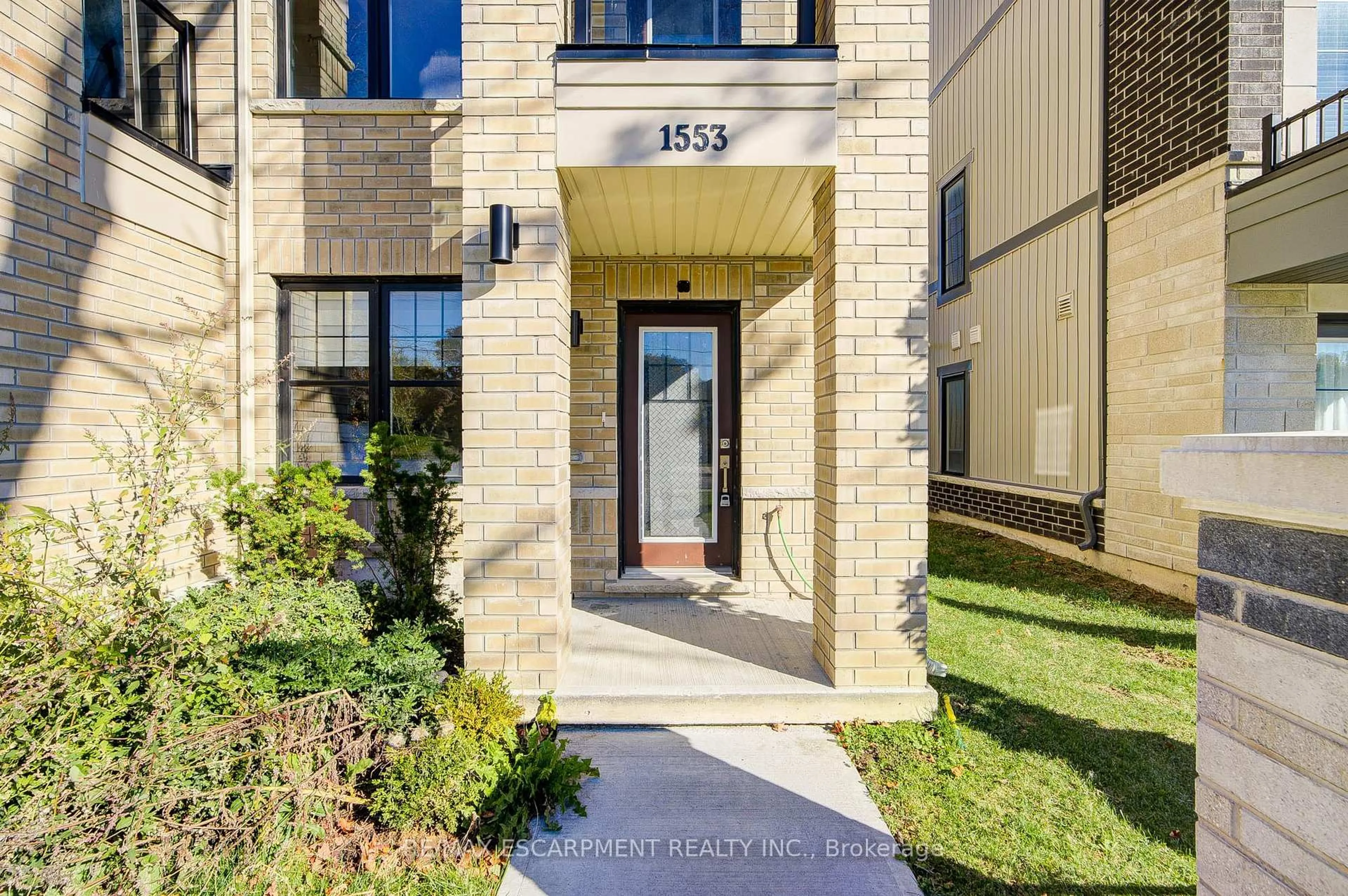 Indoor entryway for 1553 Green Rd, Clarington Ontario L1C 7E5
