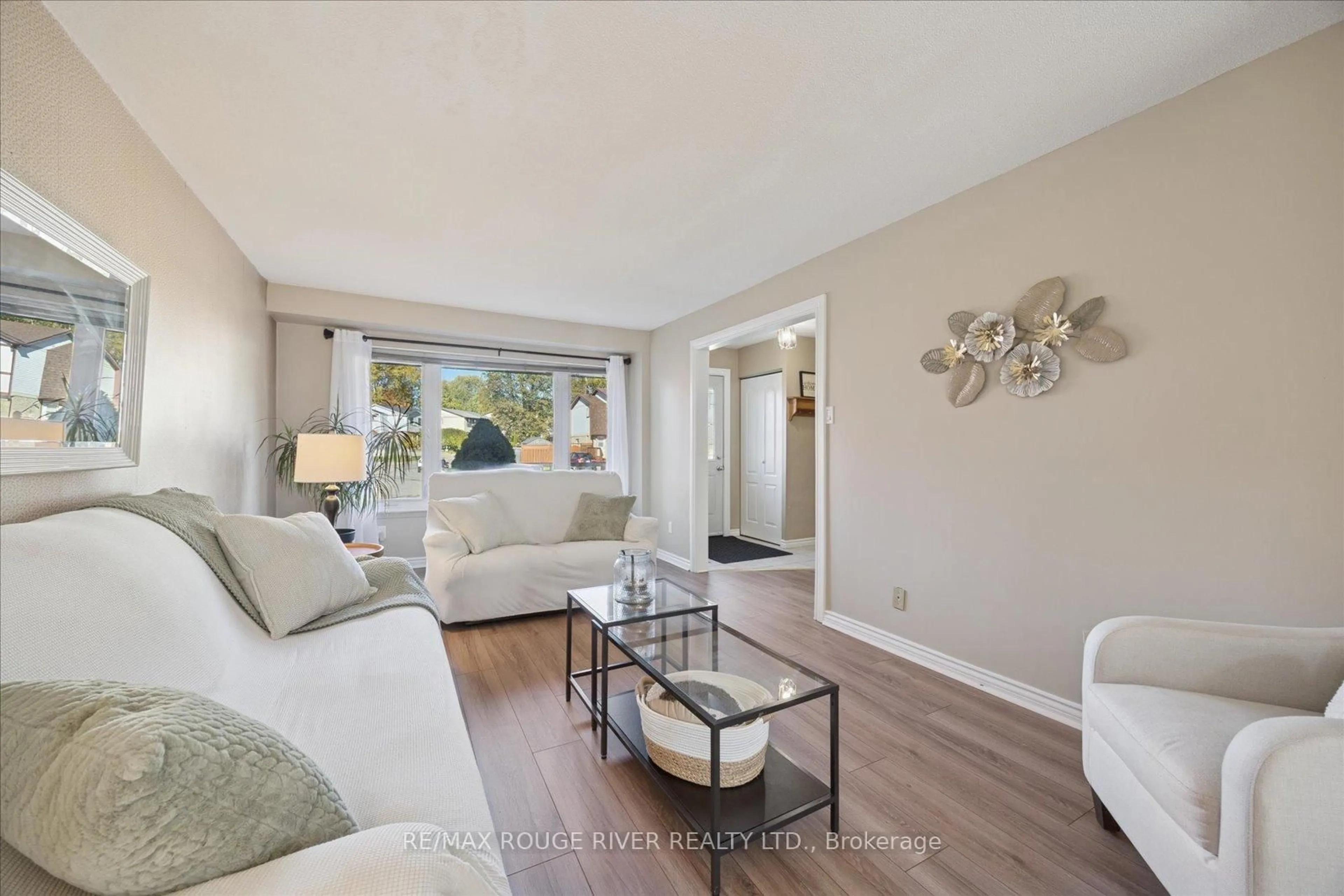 Living room with furniture, wood/laminate floor for 695 Hillcroft St, Oshawa Ontario L1G 2S5