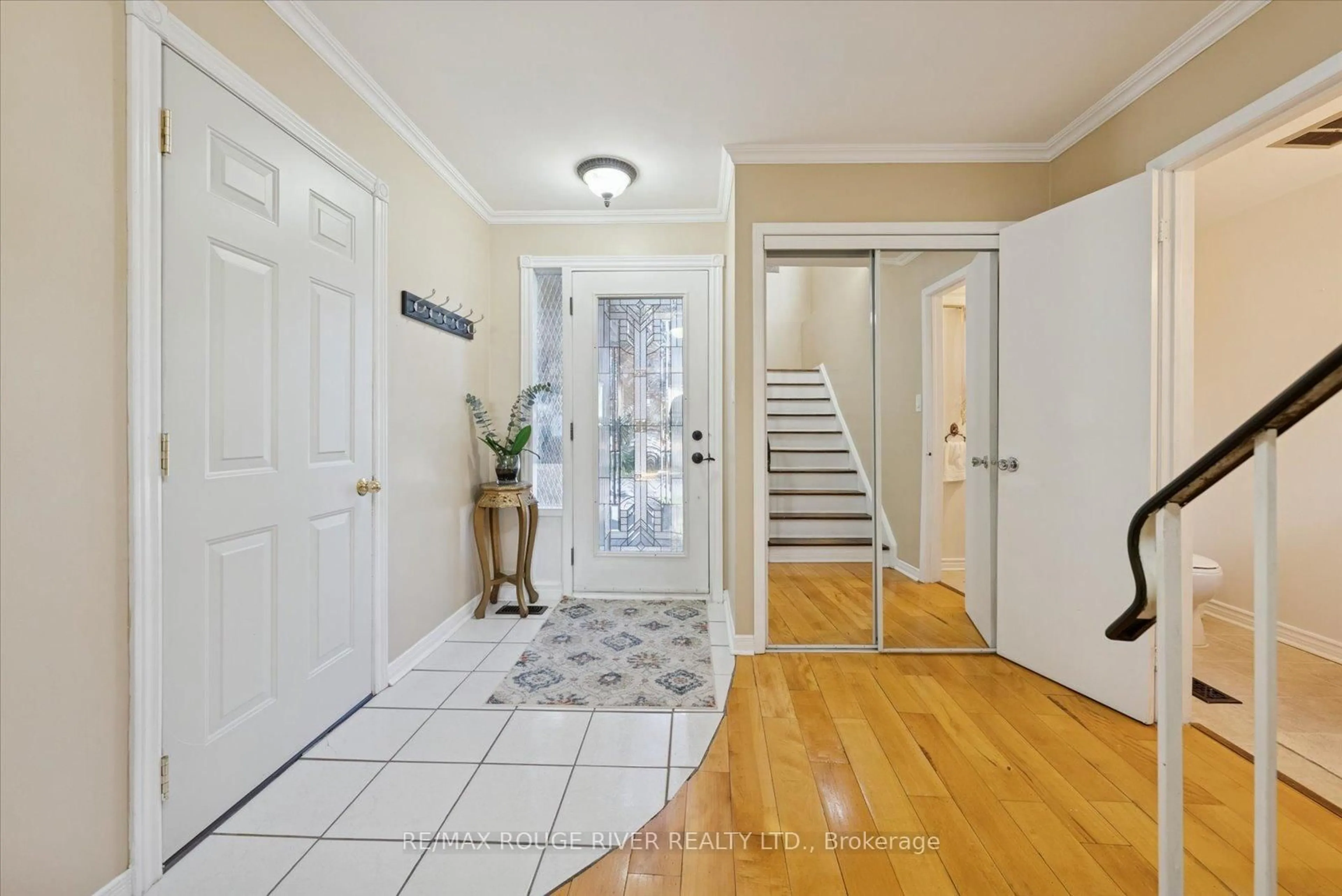 Indoor entryway for 55 Loscombe Dr, Clarington Ontario L1C 3S8