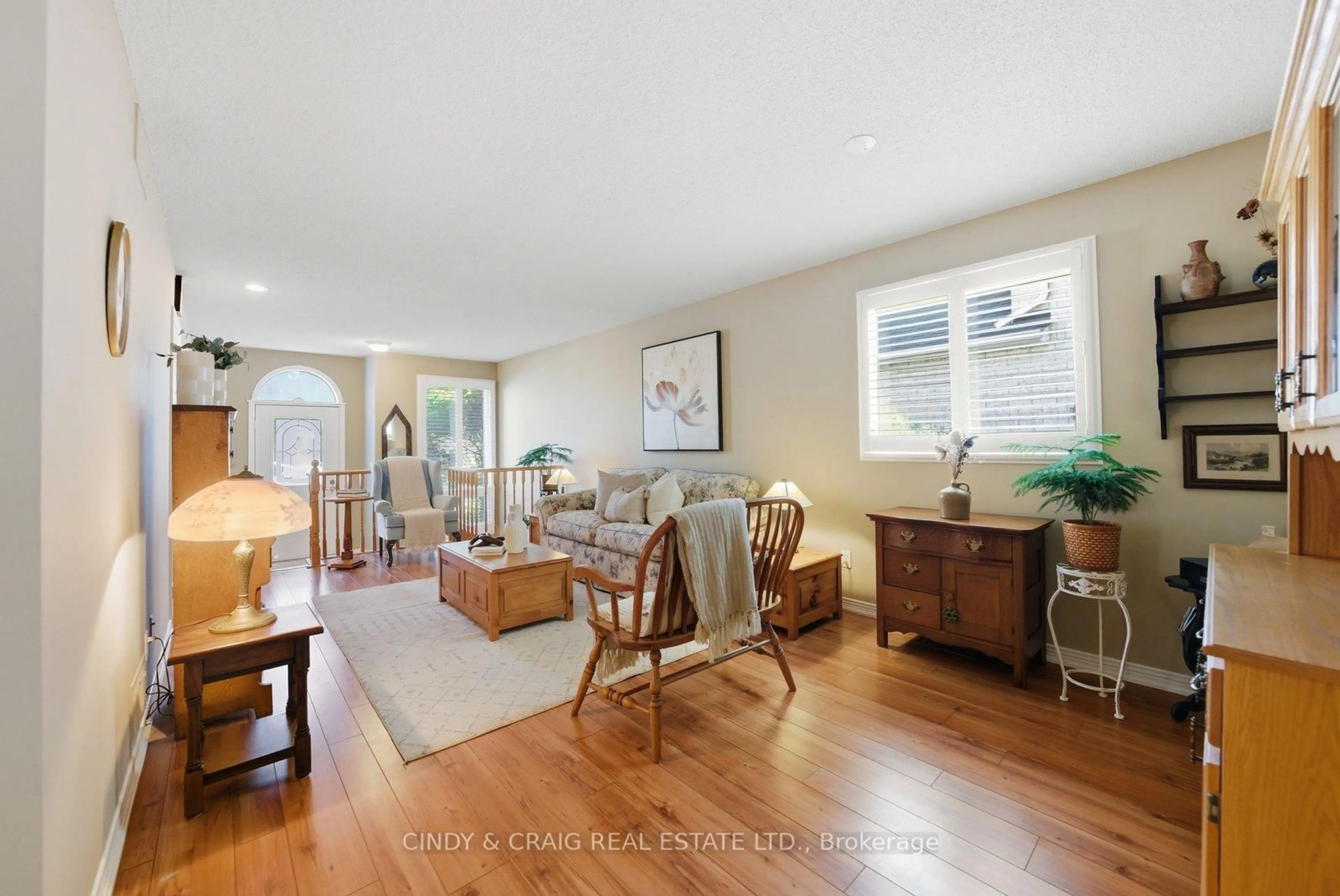 Living room with furniture, wood/laminate floor for 318 Sandringham Dr, Clarington Ontario L1E 3A7