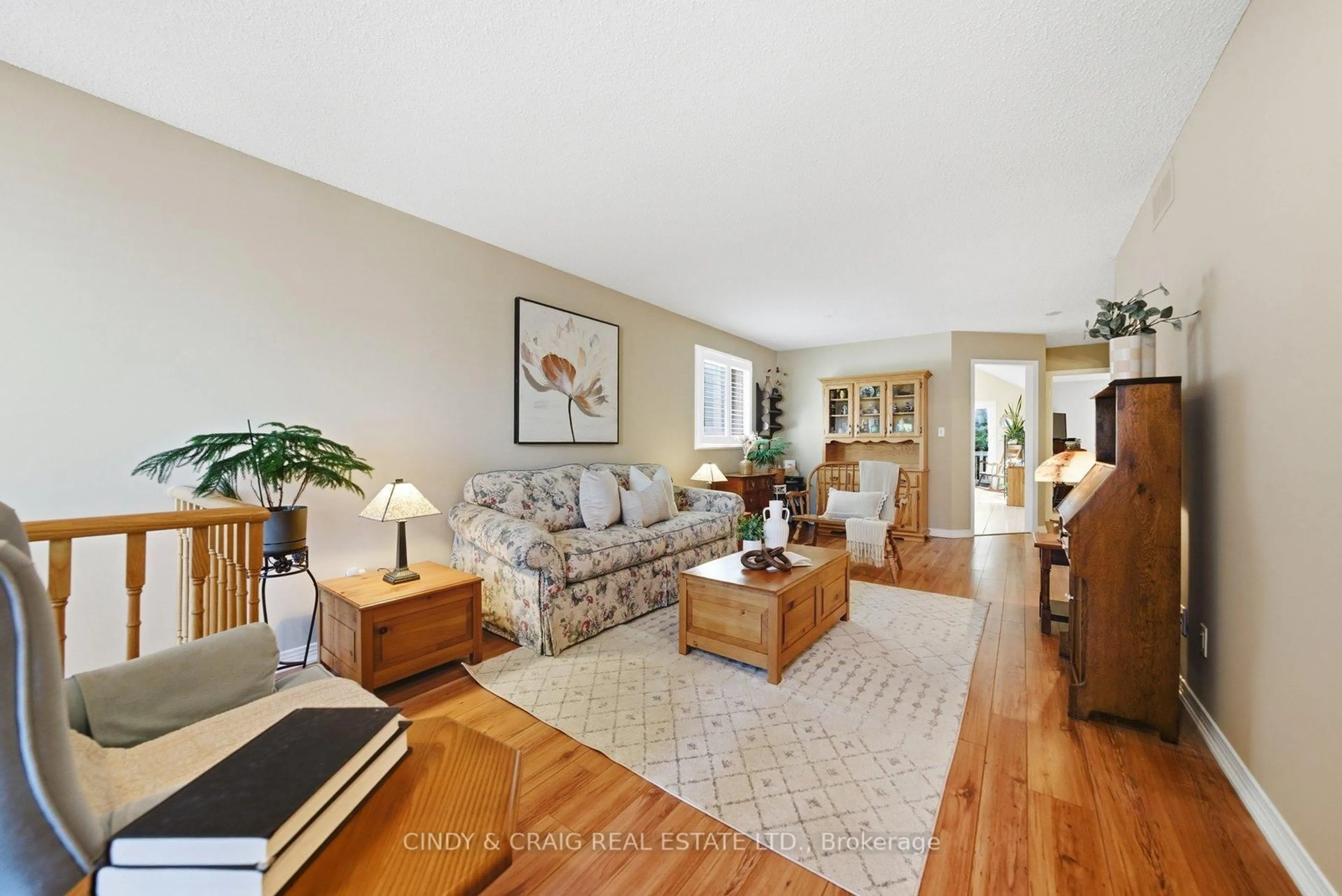 Living room with furniture, unknown for 318 Sandringham Dr, Clarington Ontario L1E 3A7