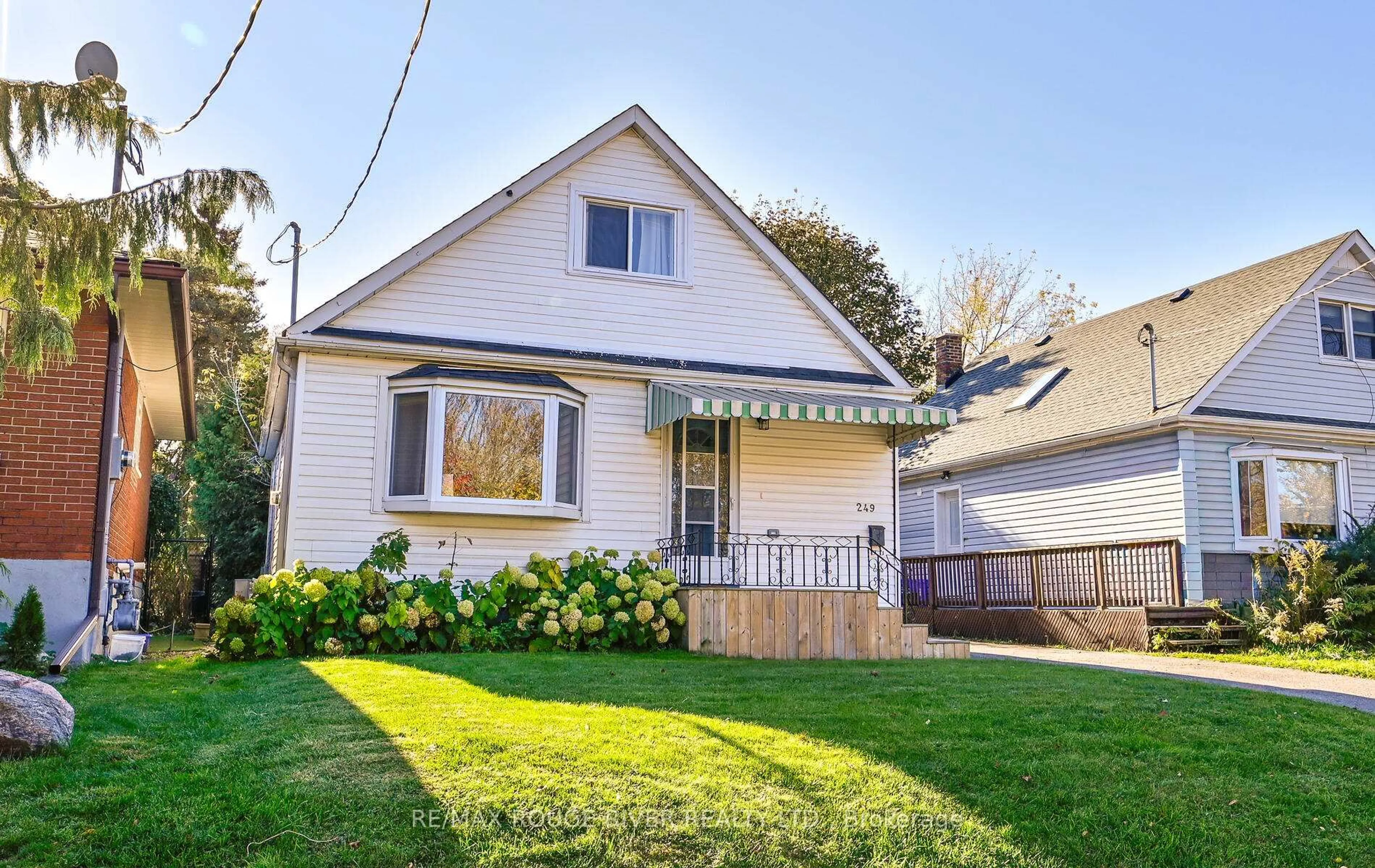 Home with vinyl exterior material, street for 249 Sinclair Ave, Oshawa Ontario L1J 1W2